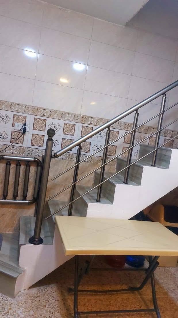 من رخصت مدير الكروب السلام عليكم بيت مساحه 50 متر طابقين بناء طابوك البيت نظيف مثل ما واضح للايجار 250 العنوان الزعفرانيه شارع الكهرباء دور الشرطه قرب مولدة قرب أسواق قطر الندئ للاستفسار الاتصال *********** زراعي البيت
