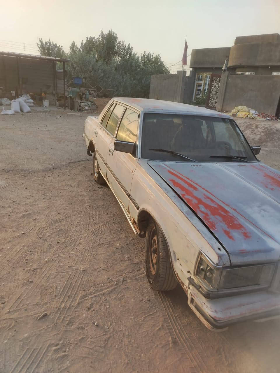 سوبر موديل ٨٣
السياره بأسمنه 
محرك اثنين ونص نظيف 
گير نظيف 
تايرات إنظاف 
السعر ٢٥ ورقه 
مكان السياره / ذي قار / الشطرة
رقم التلفون ***********
