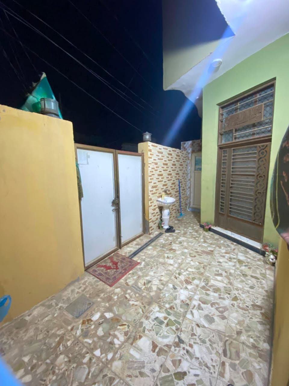 دار سكن للبيع مساحه 109ركن مربع حي الزهراء قريب على شارع ٢٠ وقريب على مشتل السلام للاستفسار مكتب ياسين للعقار ***********/طابقين مسلح
