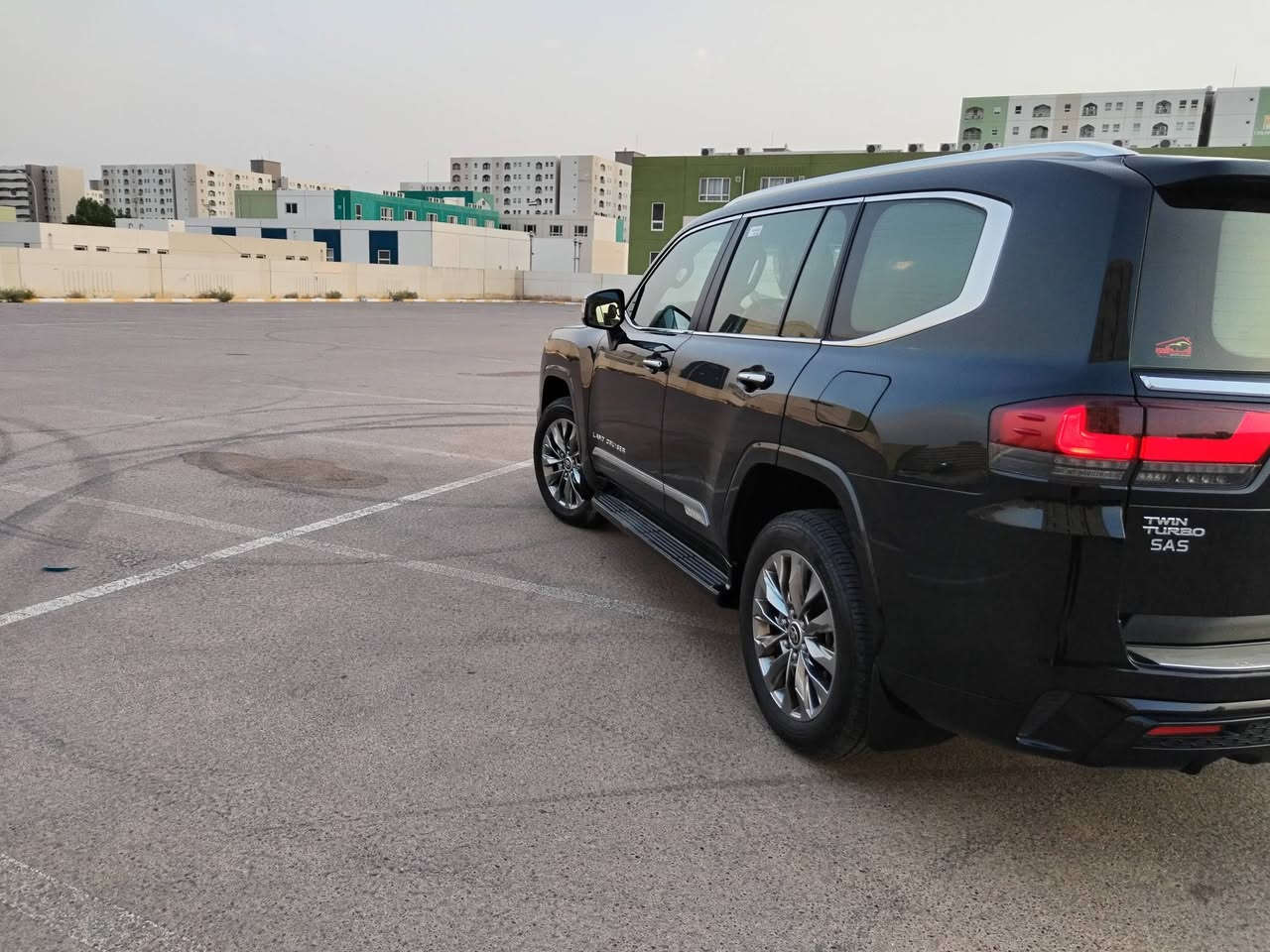 سلام عليكم للبيع لاندكروز موديل 2024 VXR فول مواصفات رقم بغداد ماشيه 8000 الف مكفوله السياره مكان سياره بغداد وسعر خاص (***********)
