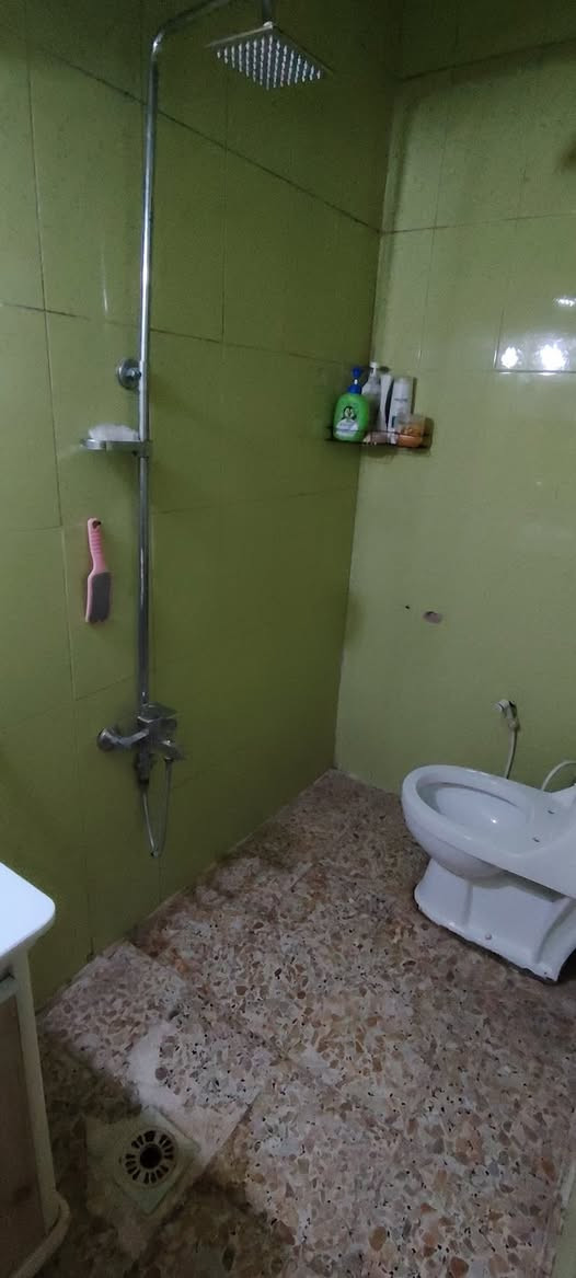 بيت ٥٠ متر بناء طابوك طابقين وصطحين بي الطابق الأول طرمة وصالة ومطبخ وحمام والطابق الثاني غرفتين وحدة منهن سويت بيهة حمام وصطحين كبار شتايكر وكاشي عراقي البيت كلة موقع البيت كميرة فرع أيوب جملة قرب الفلة للأستفسار 

‭***********‬

‭***********‬
***********
