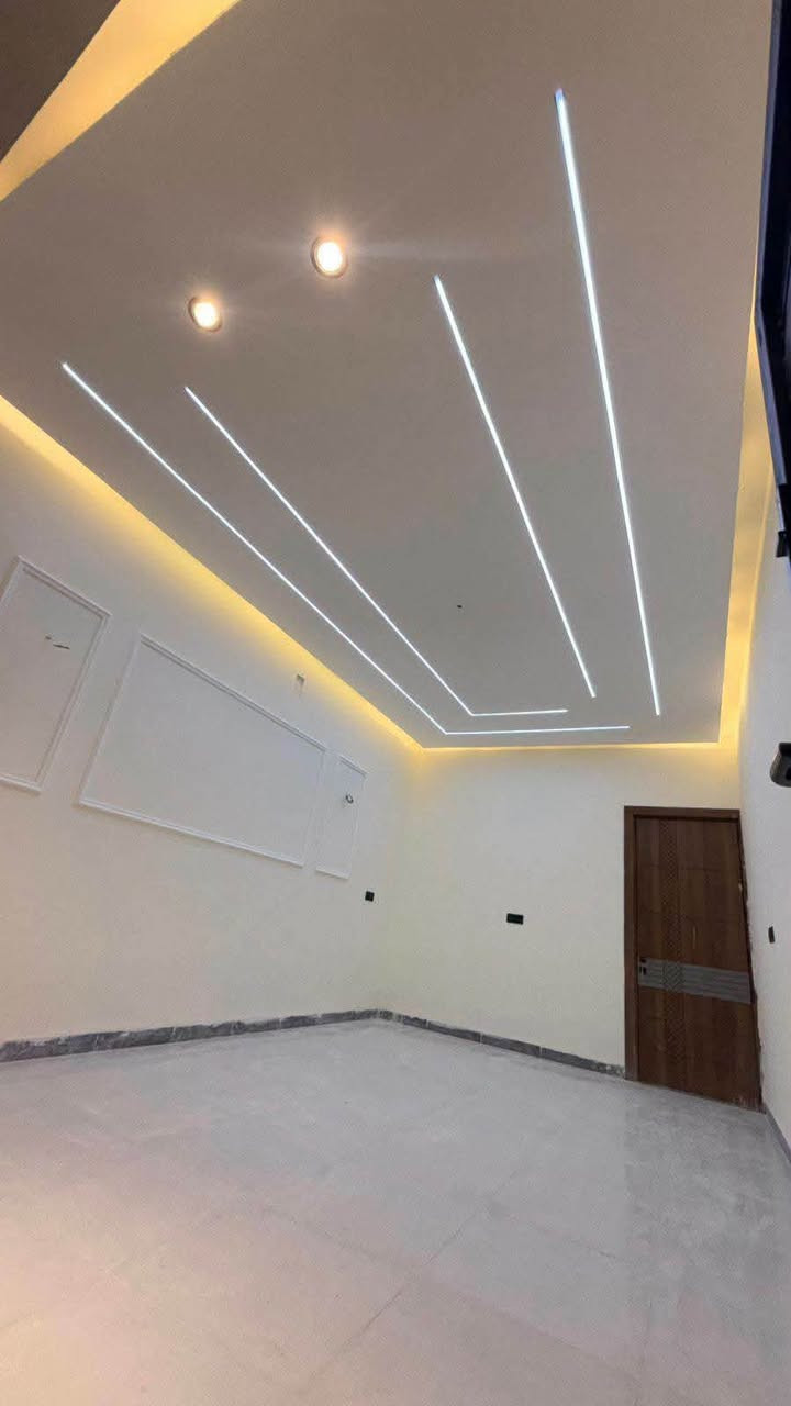 #شركةالرافدللوساطةالعقارية🏠للبيع للبيع👍
#للبيع زيرو غير مسكون 🔥

مساحة الدار  100 م ✔️

الدار يحتوي على 4 غرف✔️

صالة كبيرة 6 متر ✔️

مطبخ كبير 6 متر ✔️

غرف نوم عدد 4✔️

 كراج 3 متر ✔️

رصيف 2.5✔️

حي الجهاد ضباط الشهداء قرب جامع محمد رسول الله✔️

 شارع عريض 12م ✔️

 حمامات عدد 2 ✔️

منور عدد 2

بيتونه وسطح أمامي وسطح خلفي

للتواصل والاستفسار الاتصال أو واتساب على الرقم📞☎️

***********
