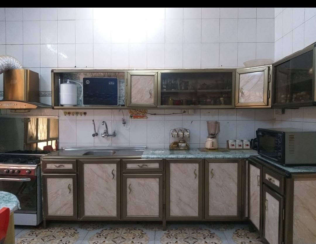 يا الله 
بيت لبيع مساحة ٣٠٠ متر 
موقعة باب طوريج عامود ٣٠ 
يبعد عن الحرم ٣ دقايق مشي 
يحتوي البيت على ثلاث غرف
 وهول واستقبال ومطبخ حار وبارد
 صالة وسطية ثلاث صحيات
 كراج سيارة مع حديقة فيه اشجار
سعر ٣٠٠ مليون 
للستفسار ***********
