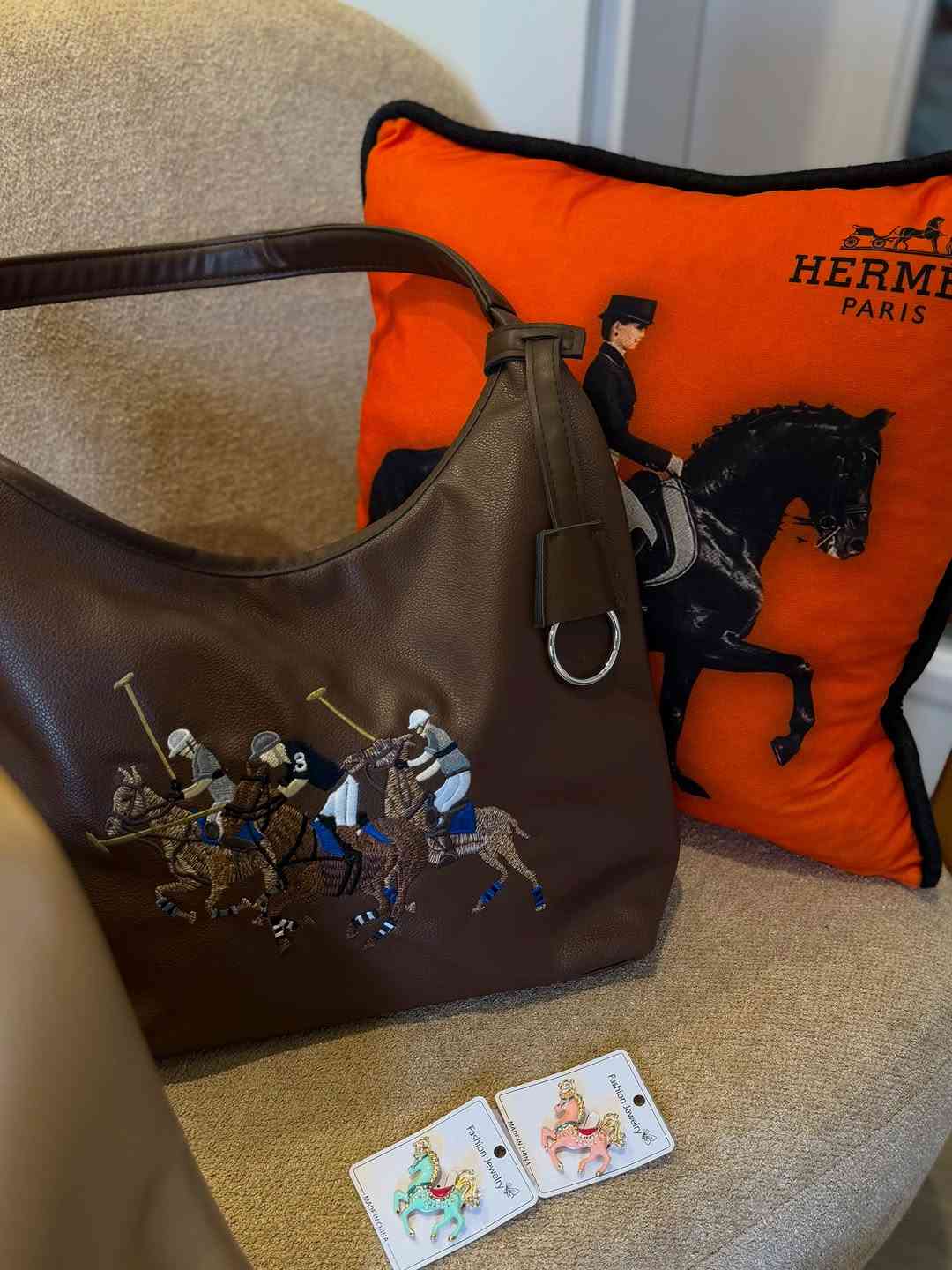 new collection bags and scarves 🍁🍂🎃🥭🐎🎠🏇🐴

توفرت تشكيلة رااااقية وجميييييلة من الحقائب والربطات 🎠🏇🏿🎠😍🤎✨🍁🧡

كوالتي جداااااا جدااااا عااااالي وفخم يليق بزبونات @boutique__nelly 🥰🦋🍂🪄

العدد جدا محدود 

ملاحظة بروش الحصان متوفر ايضا 🎠🎠

للأستفسار يرجى مراسلة الصفحة دايركت🍁🍂✨🥰🎃

يوجد توصيل 🚚 سريع إلى جميع أنحاء العراق 🇮🇶 

#حجاب #ربطات_نسائيه #bag #explorepage
