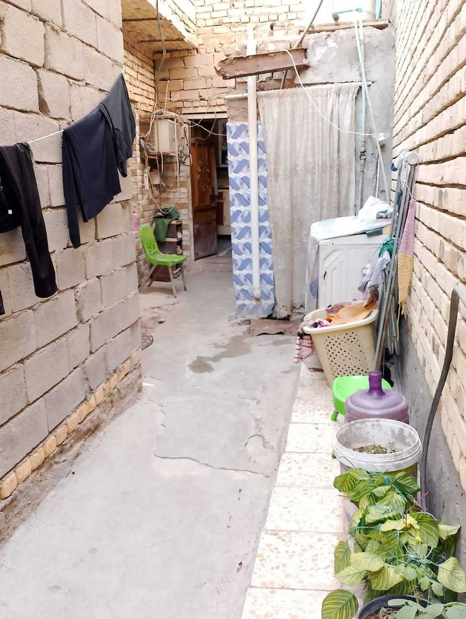 ***********بنات هاذه بيت للبيع  نضيف ومساحه 125سوك شيوخ فرهه بيت خلفه حنه شارع عام     ومدرس يمنه  كلشي موجود جميع خدمات موجوده يحتوي ع اربع غرف صاله مطبخ ومخزن  صحيات صطح ورش هم موجود   بنيانه طابوك
