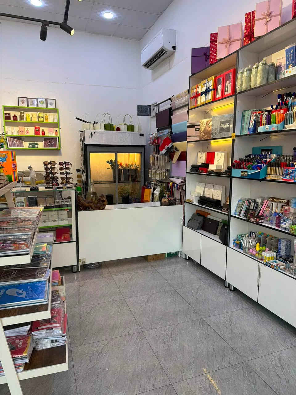 📚🌹 مكتبة ومحل زهور متكامل للبيع رجاءاً الي يعرف نفسه ميشتري لا يجي يكلي امسح المنشور واني اشتريها وشكراً

للبيع بسبب عدم التفرغ والتفرغ لأعمال أخرى، محل متكامل وجاهز للعمل مباشرة، وعليه شغل حلو وزبائن وموقع ممتاز.

📍 الدورة – المهدية الثانية
قرب مدرسة ومحلات ملابس أطفال ونسائية، وموجود ومفعّل على تطبيق توترز ويستقبل طلبات من خلاله.

🔹 جهاز استنساخ Canon 7260 — سرعة 70 نسخة بالدقيقة
🔹 جهاز استنساخ Canon G3020
🔹 جهاز استنساخ Canon 250 — سرعة 25 نسخة بالدقيقة
🔹 مكبس حراري للهويات
🔹 جهاز سبايرول
🔹 صماغة كتب
🔹 قاطعة هيدروليك
🔹 براد للورد 🌹
🔹 سبلت 2 طن
🔹 لابتوب HP
🔹 إعلان خارجي بقياس 3 متر

🎒 مستلزمات مدرسية كاملة
🎮 قسم ألعاب متكامل
🌹 جميع مستلزمات الورد الطبيعي والتغليف والهدايا
⌚ ساعات فاخرة رجالية ونسائية
👜 حقائب رجالية
🕶️ نظارات كوبي ماستر
🌸 عطور ولوحات ومستلزمات أخرى

المحل جاهز للعمل من اليوم الأول، والبيع شامل الموجودات والتجهيزات.

📞 للاستفسار والتفاصيل: ***********
باقي التفاصيل على الخاص.
