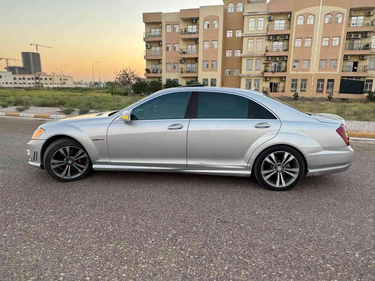 سلام عليكم 
للبيع او مراوس حسب القناعه
مارسيدس بنز
حجم S350
موديل 2005
محرك 6 سلندر 
السياره وكاله المانيه باب طويل 
السياره بدون حادث بدون صبغ فقط الدعاميات صبغ مال الكت
عليها كت AMG
السياره فوول مواصفات 
فتحه 
داخل جلد
بيبان شفط
صندوك كهرباء 
اضائه زينون
وباقي مواصفات الs
السياره مضلله وبيه باج تضليل 
بصمات 2 ويه السياره 

 كير محرك مكفوول 
ماشيه 150 كيلو
السياره جاهزه بدون نقوصات 
رقم اربيل تحويل مباشر 
السعر 150$ ورقه وبيه مجال بسيط
اكرر السياره كفاله عدا الدعاميات
مكانه بغداد
واي استفسار اني حاضر

***********

***********

( محمد الصعب )
