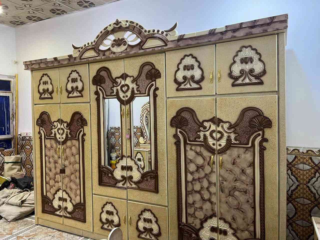 غرفه نجاره ام السته طابقين نضيفه كلش سعر ٦٥٠ نهايته قفل عنوان سوك الشيوخ حي العسكري 
***********
