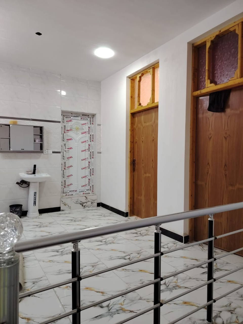 ***********
السلام عليكم بيت 190متر🏠
 سند 25 قرب ابو عمار العزاوي 
استقبال ديكور حديث 🔥
البيت بي 4غرف نوم🛏️
3 حمامات 🚾
منوار +ترك 
السطح الاول والثاني شتايكر 
كهرباء +سحب +ماء ✅
قرب سده جبور  
السعر 100 وبي مجال💥💥💲
للستفسار اكثر للتصال على الرقم
