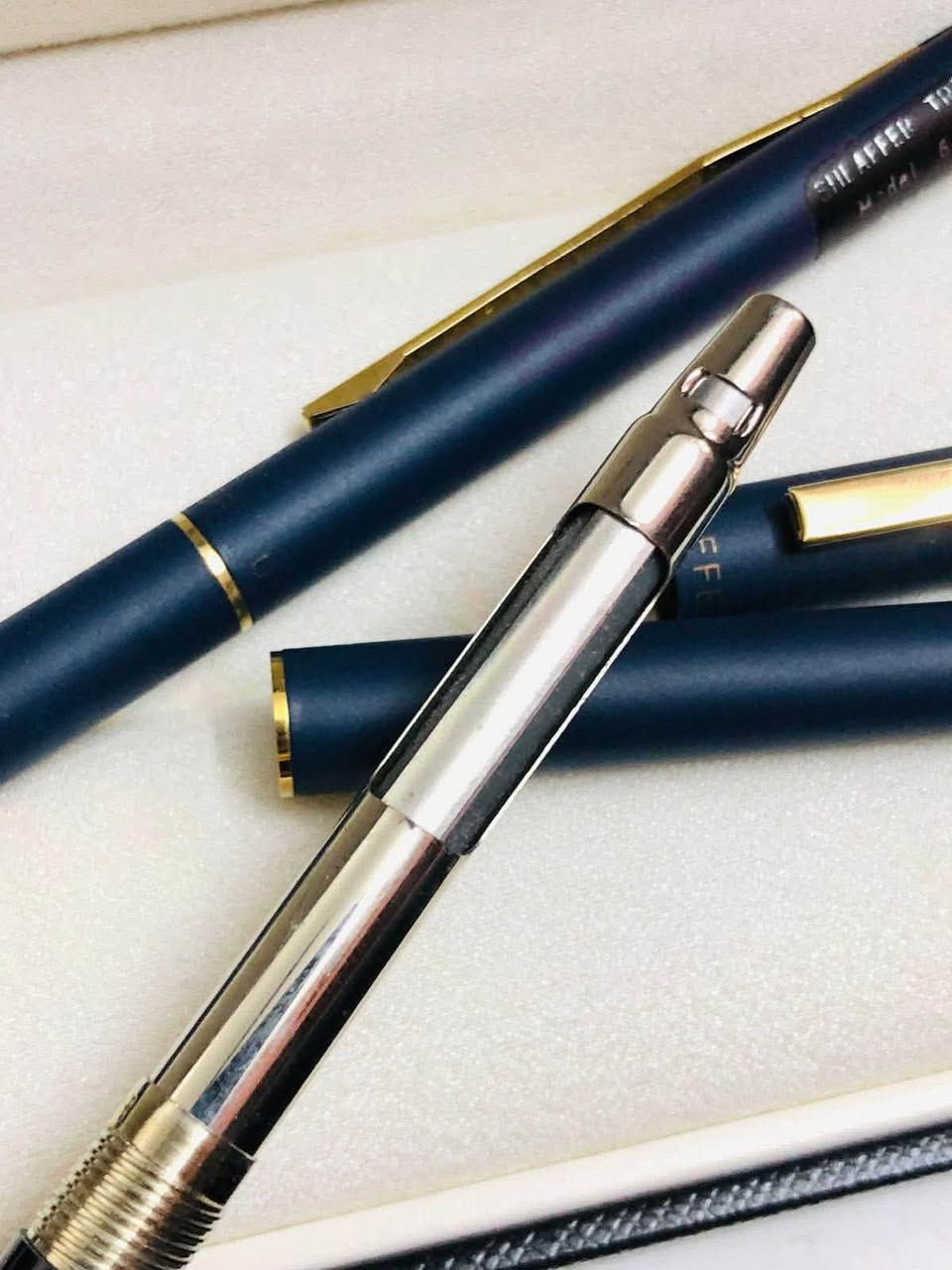 سيت أقلام شيفر ( Sheaffer) 
أمريكي اصلي انتاج الثمانينات 
حجري مع طلاء الذهب 
ريشه طلاء ذهب 
حبر - جاف - الحجم F  
السعر ٨٠  الف 
للاتصال ***********
