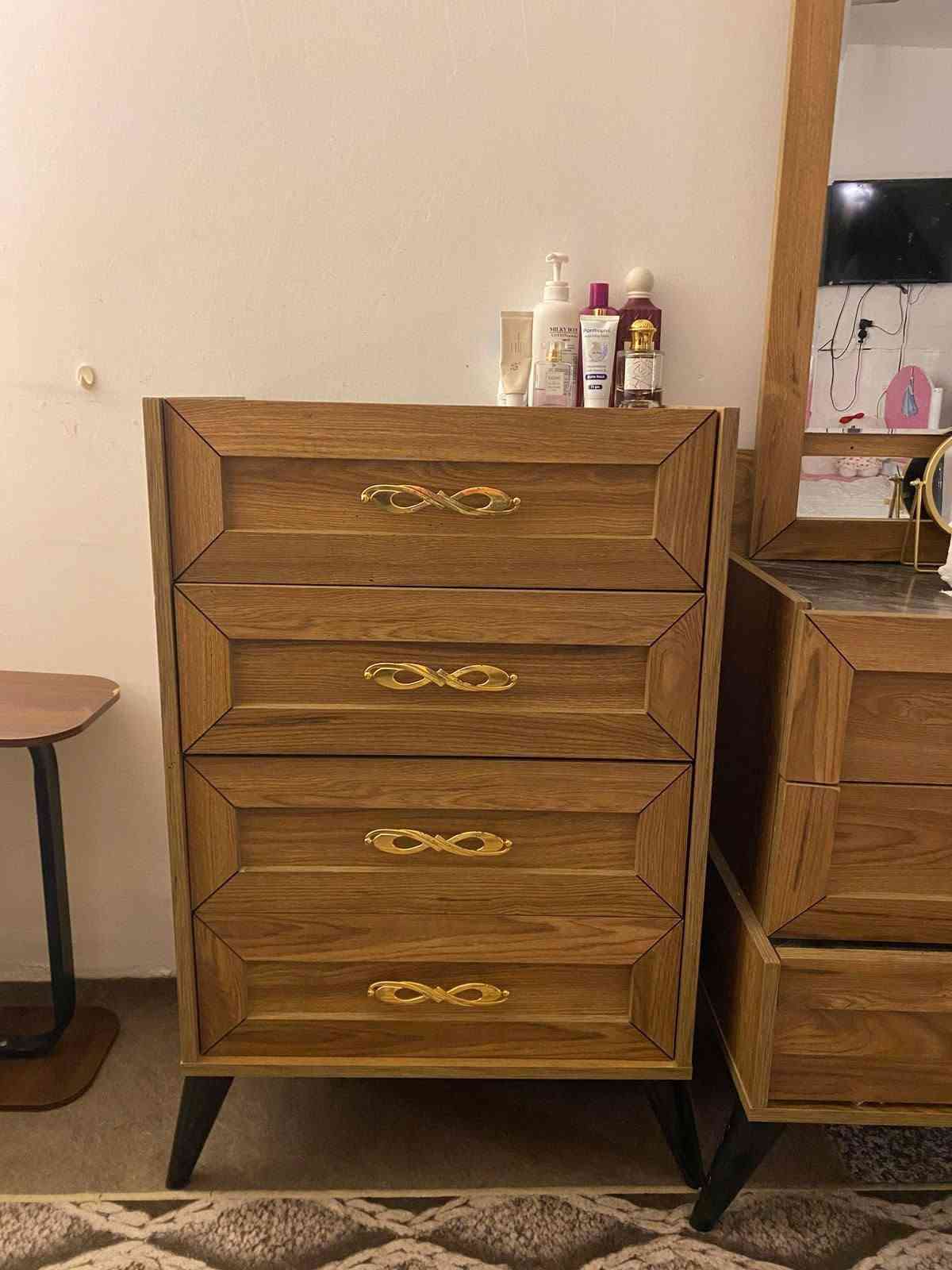 🛏️ غرفة نوم تركية للبيع – نضيفة جداً ✨
غرفة نوم تركية مستعملة بحالة نضيفة جداً، حجمها جبير ومميزة، ومناسبة للغرف الواسعة 🏠

🔸 عدد القطع: 8 قطع
🔸 حجم جبير وتصميم أنيق
🔸 خشب متين وحالة ممتازة
🔸 السرير يحتوي على مخزن
🔸 الزاوية تحتوي على مراية + مخزن
🔸 الغرفة كاملة ومرتبة وجاهزة للاستخدام

💰 السعر: 800 ألف دينار
🤝 وبيها مجال للشراي للجادين

📍 الموقع: سبع البور – الـ4000
📞 للاستفسار: ***********

🔥 غرفة مرتبة ونظافتها جداً ممتازة، تستاهل المعاينة!
