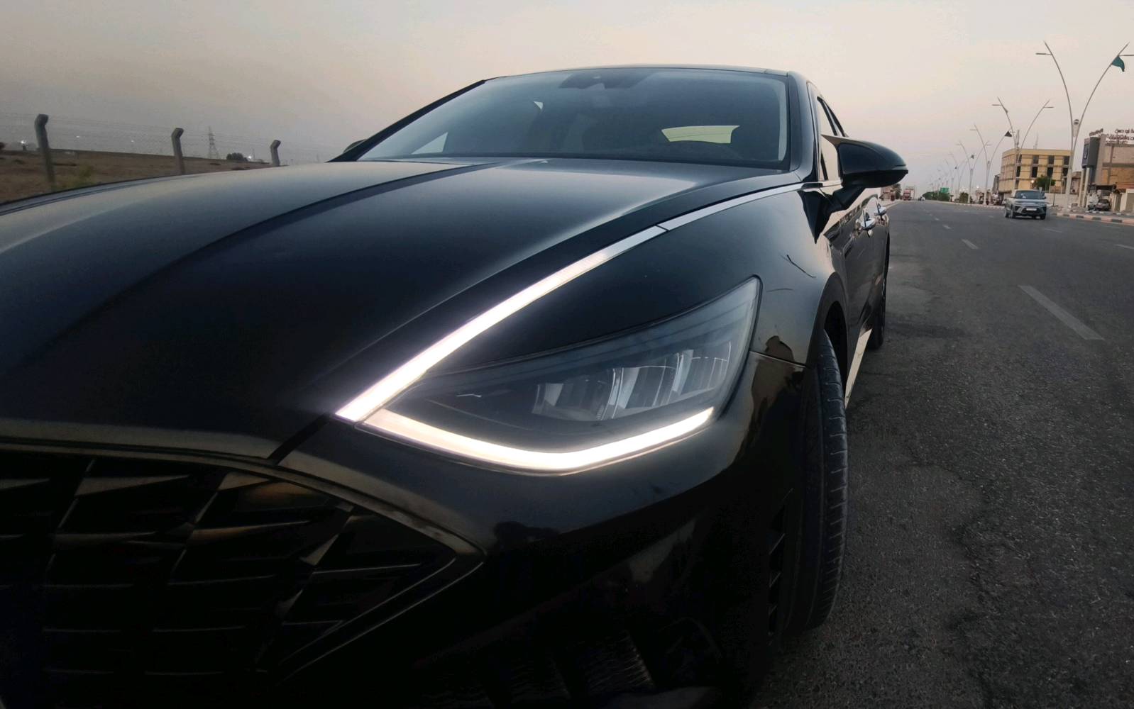 sonata sel + premium black color 2020
اعلى مواصفات من فئة sel الامريكي

محرك 2.5L  دبل نوزل 
كير AT من 8 سرعات 
بنوراما
رادار ( تنبيه تصادم + تنبيه حركة السيارة الامامية ....)
نظام ABS لحماية من التصادم المحقق + تنبيه عند الرجوع (R)
تحكم ستيرن
3 مودات للقيادة 
قيادة شبة ذاتيه 
تنبيه الخروج من المسار 
تحديد سرعة ( مثبت سرعة)
اتو هولد ( توقف اوتماتيكي)
هاند بريك كهرباء (P)
حساسات ضغط الهواء
نقاط عميه بالمراية الجانبية + تحكم كهرباء + تنبيه صوتي عند الانعطاف + انارة انعطاف 
المراة الوسطة بيها 3 ازرار قابلة للبرمجة لربطها مع جهاز اخر ( مثلا باب كراج....)
تبريد قطعتين + تبريد مناخ منفصل + التبريد ثلج 
عند تلقي مكالمة هاتفية التبريد ينصه وحده 
كشنات جلد اسود
كشن كهرباء 
كشنات تدفئة
ستيرن تدفئة 
جنطه ذكية 
جام كهرباء ( الجامات الامامية دبل جام)
قفل ابواب سنتر + قفل الجام + قفل الباب تلقائي + السيارة لا تقفل اذا كان المفتاح في داخلها 
دخول ذكي من الجانبين (باب السائق وباب الراكب) + انارة ترحيب
بصمة تشغيل + تشغيل عن بعد 
سماعات عدد 12 سماعة من شركة بووس ( boss)
شاشة كبيرة + عداد شاشة الكترونية + ابل كار بلي واندرويد اوتو 
شاحن لاسلكي
كامرة خلفية
ويل حجم 18 رياضي
عداد المشي 147 الف كيلو حقيقي 
شديتلها انارة محيطي 18 قطعة موزعة بسيارة بجميع الالوان والمودات المتنوعة + حساسات رجوع صوتية

السيارة بدون حادث وداخله سرقه جاملغات بلمقدمة ومبدليهن وصابغيهن يعني ما بيها ضربة مكفولة من ضربة البجم والجنطه والجوانب شوف صور الحادث المرفقة .....بيها فقط بارد

السيارة نظيفه وع ايدي وحته بيها كتلوك الوكالة واستخدام شخصي اديرلها بانزين محسن وفي بعض الاحيان عادي بدون اي دوانز او غير شي + دهن ماركة معروفه بدون تنقيص 

قبل 10 ايام اشتغلتها حدادة ....السيارة ما واجهت بيها اي اعطال او تعب 
ملاحظة : السيارة رقم اربيل باسم شركة معروفه وعندي بيها وكالة خاصة
 اتصل للاستفسار اكثر

سعر السيارة 170$ وبي مجال
ممكن تكتبلي شنو موقع السيارة هسه بأي محافظة/منطقة؟: 
البصرة
هل أكو أي صبغ أو تبديل غير اللي مذكور بالمقدمة، ولو نعم شنو القطع بالضبط؟: 
لا يوجد .......السيارة مكفولة من الضربة فقط حادثها سرقة او تخريب وتم اتستبدال الجاملغات الامامية
التمبل/السيرفس الدورية شنو وضعها؟ يعني آخر غيار زيت وفلتر وبواجي متى صار، وهل أكو سجل صيانة؟: 
كل فتره اسوي سيرفس واخر شي سويت حدادة وغيرت الزيت كذلك
هل السيارة عليها فحص أو صالحة تسجيل/نقل ملكية هسه؟ واسمها ينقل مباشرة لو أكو إجراء خاص؟: 
نقل او تحويل مباشره لان السيارة باسم شركة وعندي بيها وكالة
إذا تحب، شنو أقل سعر نهائي تقبل بيه وشنو مجال السوم الحقيقي؟: 
165