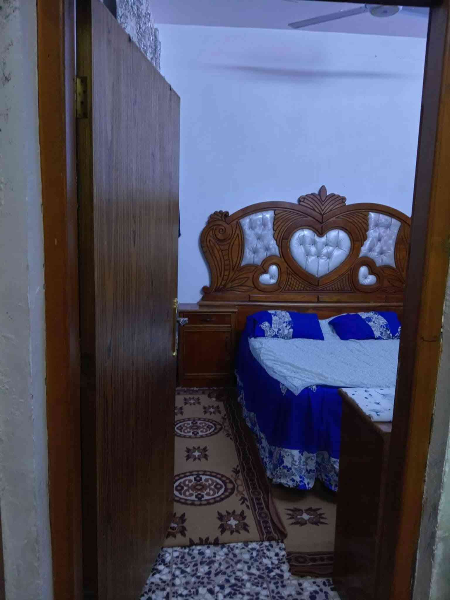 بيت للبيع مستعجل على بعيته بالامانه الزعفراني مقابيل اسواق الرحمان طابو صرف سند اصلي عندي مساحته 62 واجهة 5في 12ونص بي تشجير لابو البيت مساحته 50 متر مربع بيت بي غرفه نوم واحدة واستقبال ومطبخ وصحيات يرهم لعائله صغير  شارع تبليط سعره 80 بي مجال رقم الهاتف *********** بي واتساب والشراي يجي يشتري لا يشلع كلبي
