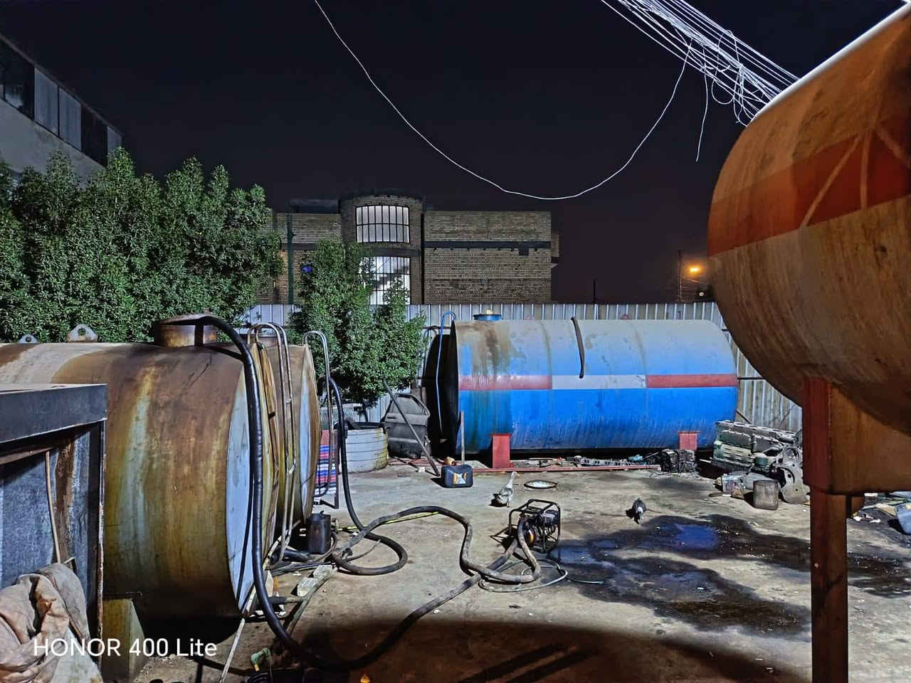 السلام عليكم من رخصت الادمن
السريدات| عنون المو قع الشعب موقع لبيع يحتوي على تانكي ابو10 الاف عدد 2  وتانكي ابو20 الف عدد1 +تانكي دوار ابو ب 3 الاف عدد المكاين 4 ؛ سكانيه يحتوي على ، بوردات اربعة خارجيه قريبة المسافة  على المولده الارض يجار المساحه 500 متر الايجار الشهري 600 الف  عدد الامبيريه الكلى 1430 الف لاتوجد حصه فى الموقع فقط تم اجراء معامله والان متوقفا فى الكيلاني 

رقم الهاتف ***********

نص مكتوب في الصور:
- HONOR 400 Lite