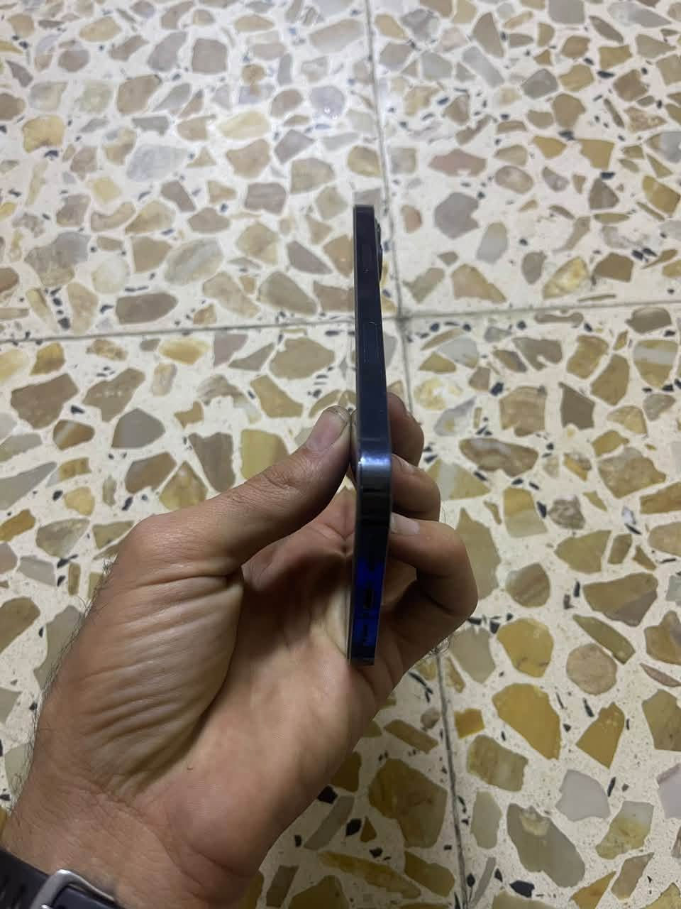 آيفون 12برور ماكس لبيع
بطاريه 85 ذاكره256
تلفون بلادي ما مبدل بي اي شي تجي تفحص  وتاخذ
سعر ٥٠٠ وبي مجال بسيط 
رقم ***********

نص مكتوب في الصور:
- ٠٤:٣٣ ٧٩ حالة البطارية والشحن < كما هو الحال مع البطاريات القابلة لإعادة الشحن، بطارية الهاتف قابلة للاستهلاك وتصبح أقل فاعلية مع الوقت. معرفة المزيد... الحد الأقصى للقدرة ٨٥٪ هذا قياس لقدرة البطارية مقارنة بقدرتها عندما كانت جديدة. قد تتسبب القدرة المنخفضة بتقليل ساعات الاستخدام بين عملية الشحن والأخرى. أقصى قدرة للأداء ستساعد الأنظمة المضمنة في النظام والمكونات في تخفيف آثار الأداء التي قد تلاحظها أثناء التقدم الكيميائي في عمر بطارية iPhone. شحن البطارية المحسن للحد من استنزاف عمر البطارية، يتعلم الـ iPhone من عادات الشحن اليومية، بحيث ينتظر ولا يتجاوز ٨٠٪ حتى يحين موعد حاجتك إلى استخدامه.