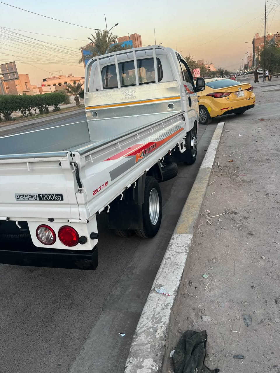 كيا فحل موديل 18 مكينه 4000 لاصرف ولا بخار   مكفول من ضربه   بيها رشه صبغ يم جامه بل ضهر رقمها صدرج حداديه كلها حلوه طهم تايرجديد تاير 14 محور رقمها بغداد مشروع وطني شرط تحويل  السعر 137 بيها مجال عنوان بغداد جميله ***********
