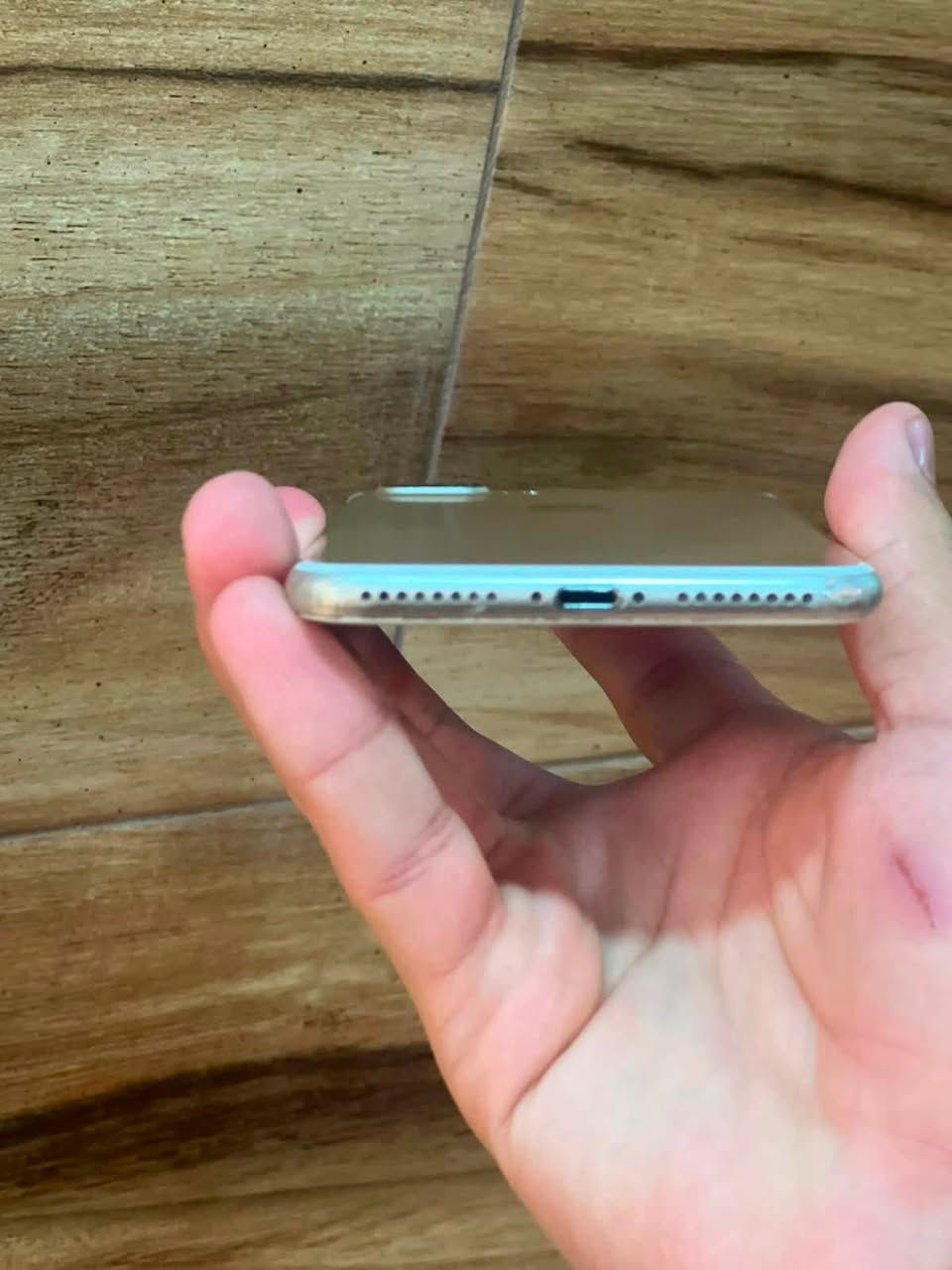 السلام عليكم.
Iphone 7 plus قطعة مُميزة 
الجهاز بعدة بحالة الوكالة شرط مداخل صيانة.
الذاكرة 128 .
البطارية 72 .
الجهاز كله شغال صوت اتصال شبكة اتصال و واي فأي سبيكرات لاقطة البصمة.
فقط بعض الكامرات الاساسية فيها اهتزاز معدا البورتريه والفيديو.
نضافة الجهاز حلوة.
صرف البطارية زين.
السعر مناسب خاص.
يرهم مراوس.
هــــ.  *********** 
متواجد خاص و واتس آب واتصال.
