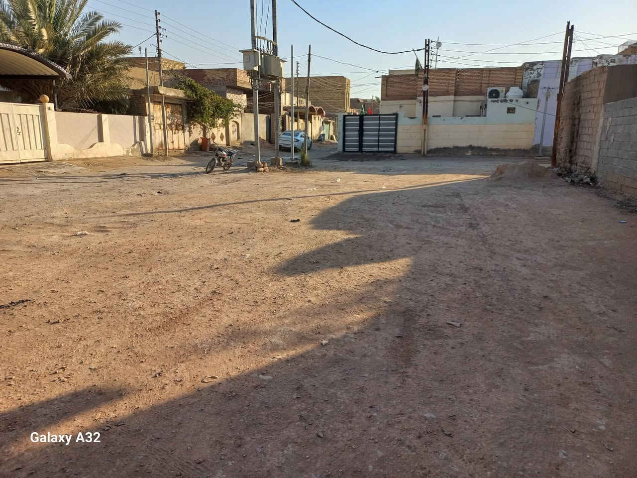 السلام عليكم 
قطعة ارض للبيع مساحة 130 متر
ركن على شارعين 
حي العسكري شارع مقابل الكراج عالحدايق
قرب بيت سعدون عوفي الشيباوي
للاستفسار الاتصال على الرقم ***********
