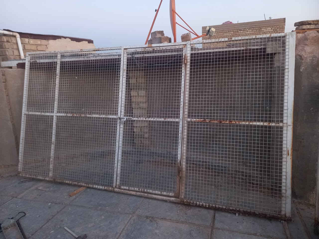 السلام عليكم اخوان وجهيه حديد ثقيل تزكام عرضها ٤ امتار وطولها ٢ متر نضيفه كلش مكاني نجف خلف الملعب الدولي وهاذه رقمي ***********
