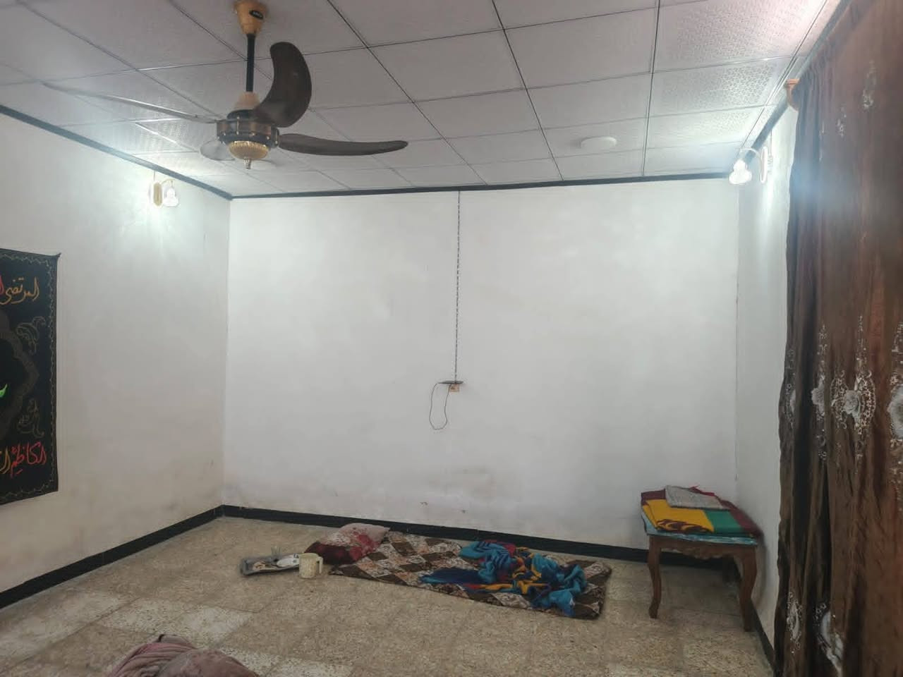 بيت للبيع مساحته ٢٣٠ متر  يحتوي على غرفتين ٥×٤ وصاله ٦×٨ تقريب او اكبر واستقبال ٥ونص × ٤ طارمه جبيره صحيات داخل وخارج عنوانه سايدين ١٧ تموز عمود ٥ قرب بانزين خانه ريبال قريب على شارع تقريب ٥ بيت سعره ٤٥ وبيه مجال منطقه كلش حلوه *********** رقم ابو البيت
