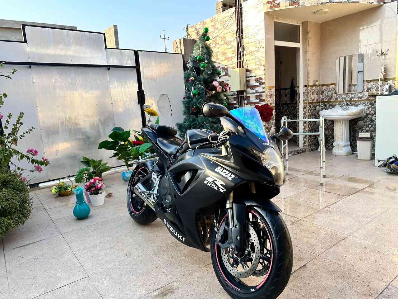 عليها برمجه 3 مودات مكينه ناعمه وتخبل شلعتها تشك الكاع اول ثاني ثالث شرط بطناش ماشيه 62 الف كيلو الدراجه اكفلها كفاله عامه من ناحية المحرك والكير سعرها 34 ورقه مكانها اللانبار الرمادي الدراجه 
رقم تواصل : ***********
