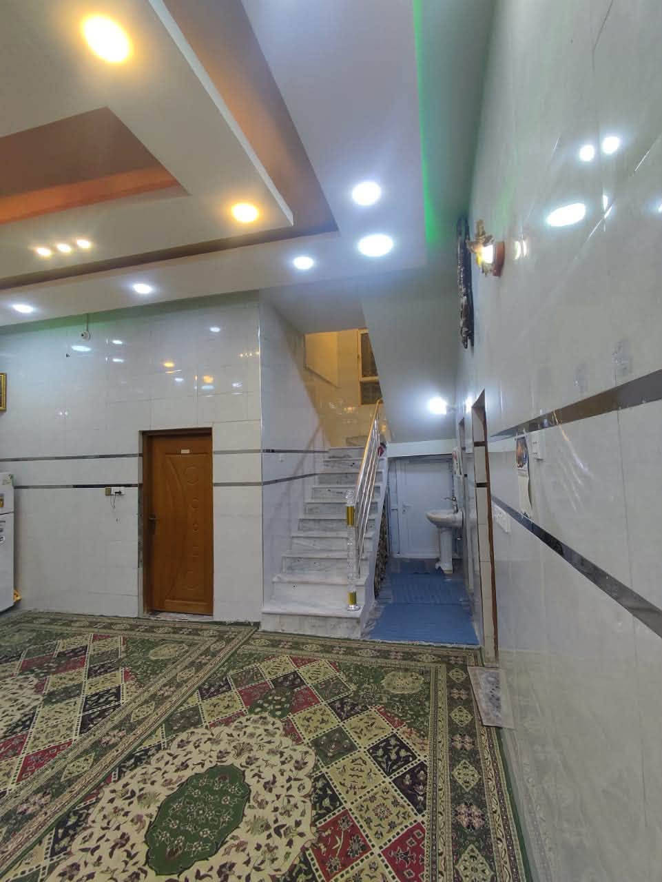 📍كربلاء حي الحر📍
بيت مساحة 157 ونص بالسند/ واقع الحال يوصل لل 165 متر طابو صرف موقع مميز على سايدين مقابل ملعب خلف السوق مال حي الحر 
تتوفر كافة الخدمات 
مدارس نفس الشارع 
البيت ‼️يحتوي على شقه معزوله ‼️عن البيت تماماً تصلح للايجار 
 6 غرف نوم ✅
3 صاله✅ 
2 مطبخ✅ 
1 استقبال ✅
4 صحيات ✅
2 منور✅ 
الارضيات مرمر 
الجدار سيراميك للسقف 
السقوف ديكورات مغربي 
18 دنكه كونكريت مسلح

للاستفسار ☎️ وتساب /.  ***********
