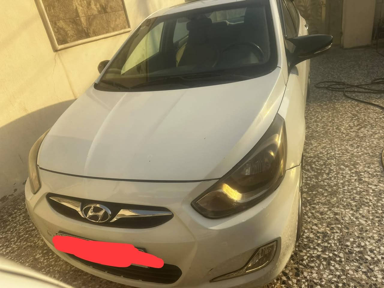 السلام عليكم 
 اكسنت موديل 2012خليجي
سياره محركها و كيرها مكفول1600 و تبريدها ثلج 
بيها صبغ 5 قطع 
بس سياره نضيفه كلش 
مسويلها ادامه كامله و صدر خلفي امامي جدد 
رقم بغداد 
السعر 85و بيها مجال للشراي 
رقم التواصل ***********
