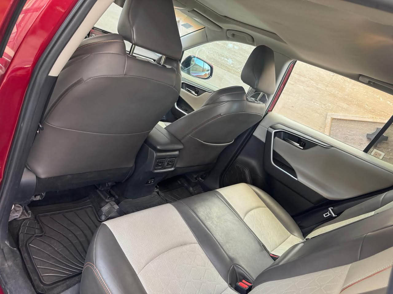 للبيع: Toyota RAV4 Adventure 2020 (وارد أمريكي)
* موديل 2020
* فئة Adventure
* محرك 2.5 لتر Dynamic Force، 4 سلندر
* قوة 203 حصان
* ناقل حركة أوتوماتيك 8 سرعات
* دفع رباعي ذكي (Dynamic Torque Vectoring AWD)
* نظام Multi-Terrain Select للطرق الوعرة (طين، رمل، صخور، ثلوج)
* قدرة سحب 1,588 كغم (3,500 رطل)
* جنوط ألمنيوم 19 إنش
* ارتفاع عن الأرض 8.6 إنش
* فتحة سقف كهربائية (إذا كانت موجودة)
* باب خلفي كهربائي (إذا كانت السيارة مزودة بحزمة Convenience) 
*أنظمة الأمان والمساعدة على القيادة:

* رادار أمامي مع مثبت سرعة ذكي (Dynamic Radar Cruise Control)
* نظام الفرملة التلقائية قبل الاصطدام
* تنبيه مغادرة المسار مع مساعد التوجيه
* مساعد تتبع المسار
* مراقبة النقطة العمياء (Blind Spot Monitor)
* تنبيه حركة المرور الخلفية (Rear Cross Traffic Alert)
* قراءة إشارات المرور
* إضاءة عالية أوتوماتيكية
* كاميرا خلفية 
* التجهيزات:

* تشغيل بصمة (Smart Key)
* تشغيل زر (Push Start)
* شاشة لمس
* دعم Apple CarPlay وAndroid Auto
* مكيف أوتوماتيك ثنائي المناطق
* مقود ومقبض ناقل حركة مكسوان بالجلد
* مقاعد SofTex الرياضية مع تطريز برتقالي
* قضبان سقف (Roof Rails) 
* ⁠* وارد أمريكي.
* حادث سابق بسيط في الباب وتم إصلاحه.
* لا يوجد تبديل في القطع الرئيسية (بحسب وصف المالك).
* الميكانيك بحالة ممتازة.
* ⁠ تدفئة للمقاعد، 
* ⁠ماشيه  ٥٩٥٠٠٠كم
* ⁠سعرها  ٢٤ الف دولار 
* ⁠التواصل للمهتمين رجاءا
***********
***********
