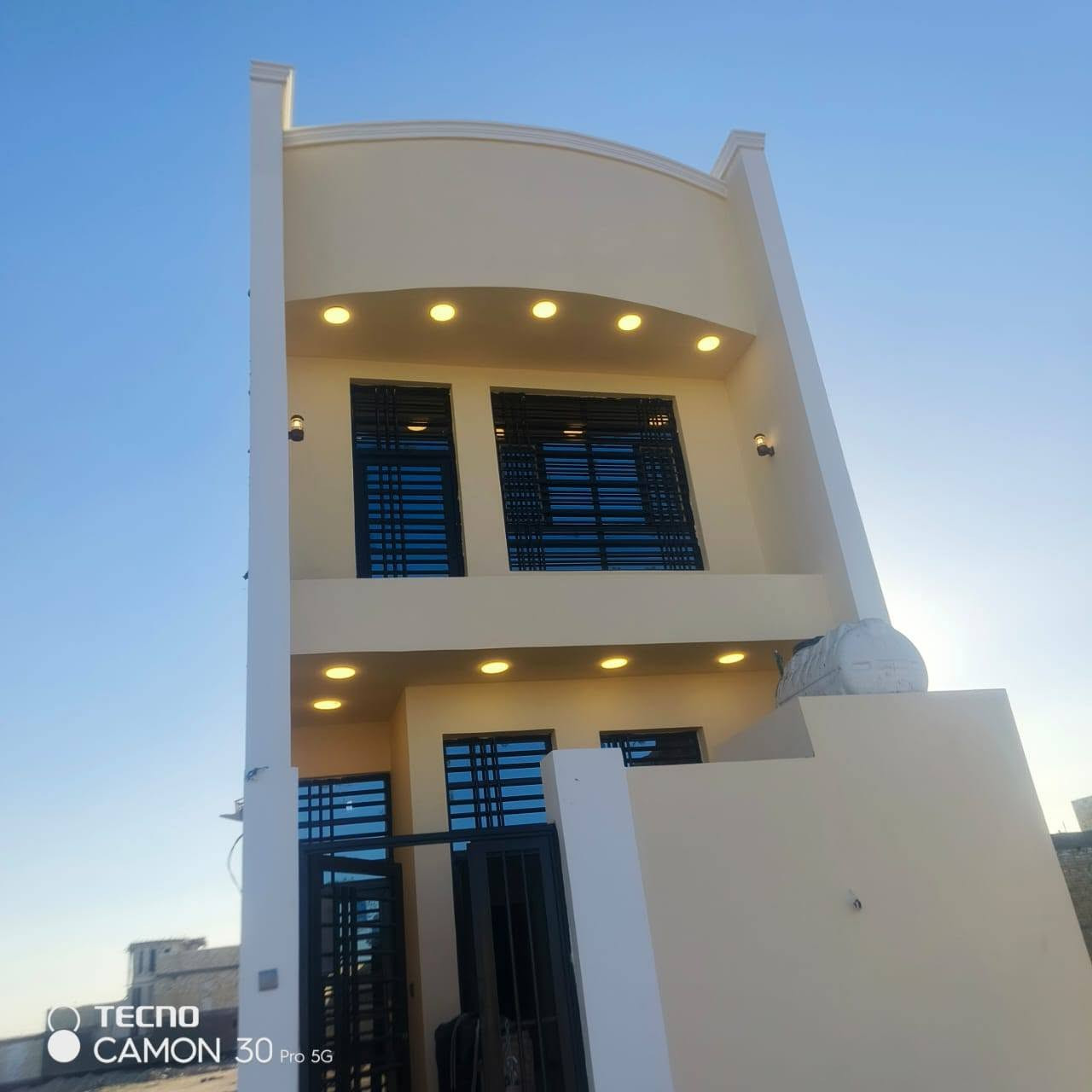طابق ونص • حي الجهاد • ٢ غرف