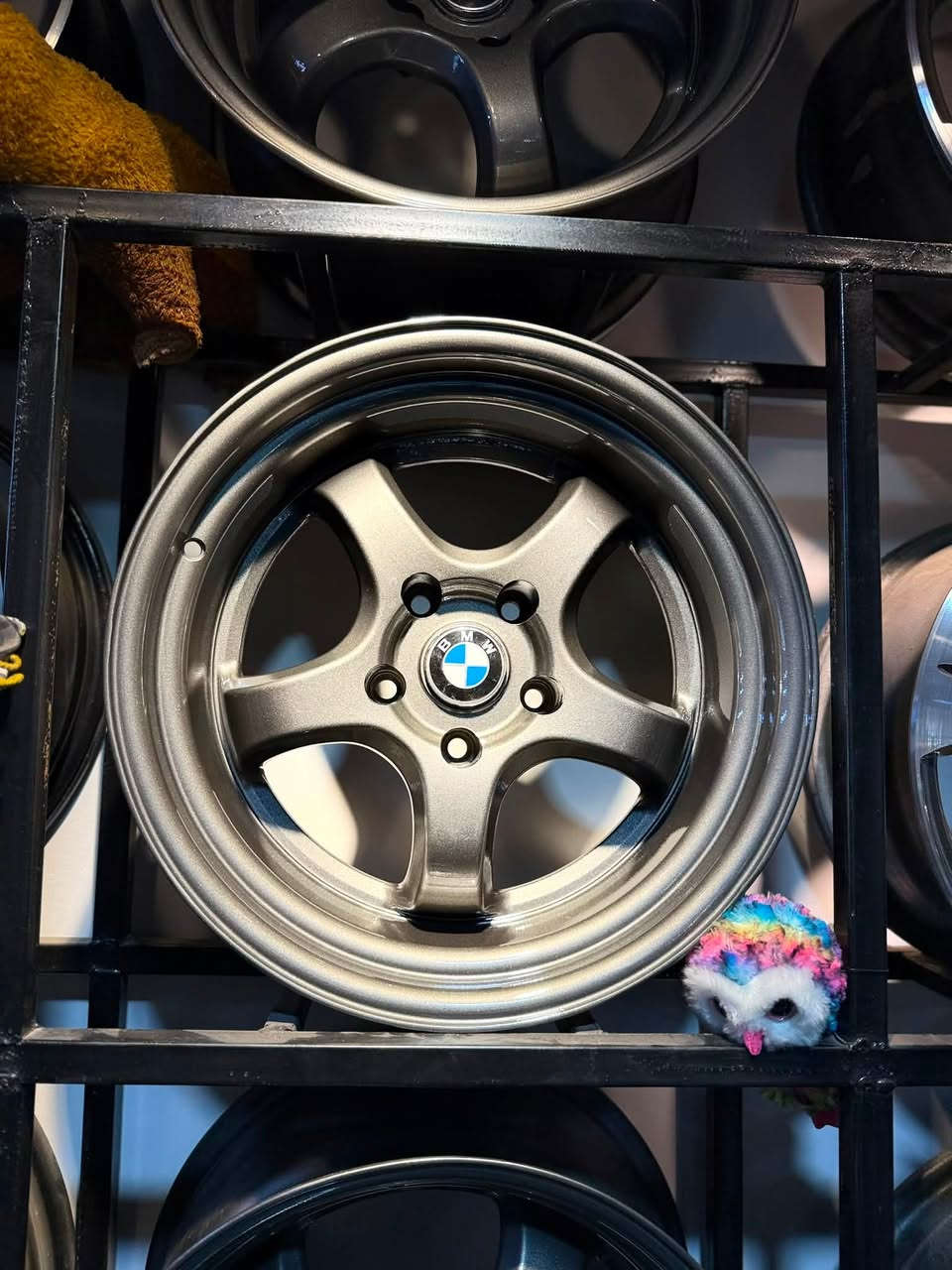 ويل كب بي ام (BMW) تو سايز - حجم 17 💥
المواصفات: دبل شفة، نظيف جداً ومكفول من العواج.
 الملاحظات: مصلح خلفي فقط وشغله مكفول ومضبوط 100%.
 البيع: بيع أو مراوس حسب الطلب.
 التوصيل: متوفر لكافة محافظات العراق 🇮🇶.
💰 السعر: 400 ألف
📞 للتواصل والواتساب: ***********
📍 العنوان: بغداد - حي العامل - شارع 7 نيسان
