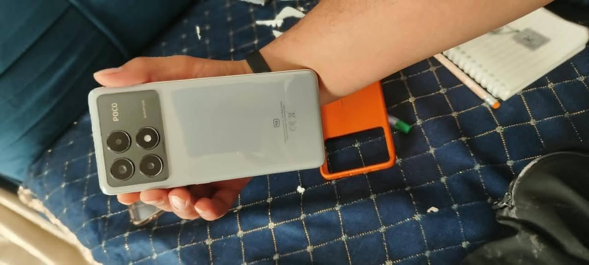 ملحقاته كامله سعره 325رقمي وتساب ***********
السلام عليكم  عندي بوكو POCO X6 Pro 5G استعمال شهرين فقط   جهاز غني عن تعريف كلش نضيف ذكره512معالجه8300رام12+12مكاني كربلاء طويريج ارجيبه

نص مكتوب في الصور:
- POCO X6 Pro 5G 2026.10.01 22:11