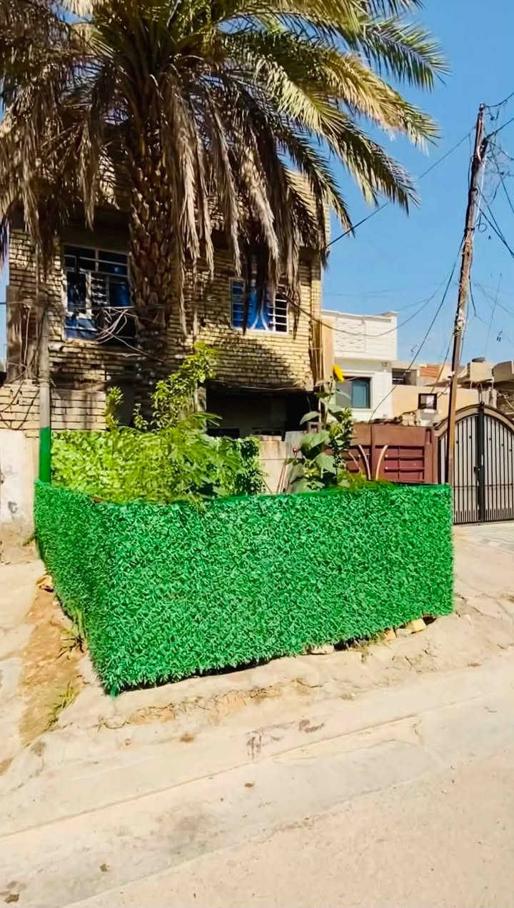 [ السلام عليكم] 

دار (١٣٠) م متر للبيع 🏦 بناء ممتاز واجهة ٧ونص م 

بناء مسلح درجة اولى👍 بغداد الجديدة النعيرية  الشارع العريض بل قرب من معهد الادريسي 

🤩يحتوي الدار على مدخلين صالة 🏘 ومطبخ وخدمات٣

و ٣غـرف نـوم 🏤  وبـيتـونـة وصـطح وترك خلف البيت    🏘

  للاستفسار  ***********  ☎️
