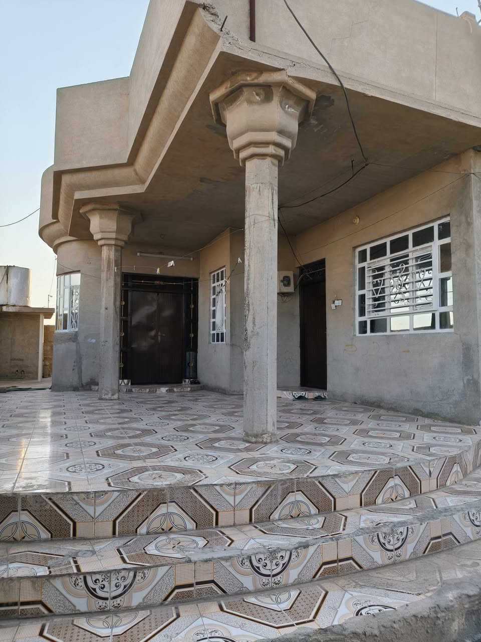 السلام عليكم بيت للبيع في تلعفر  طريق موصل خراب الكبير قرب مدرسة عفراء المختلطة مساحه٥٠٠ بنا البيت ٣٠٠ متر تلات غرفه حمام داخلي خارجي هول داخلي خارجي للتوصل استفسار ***********
