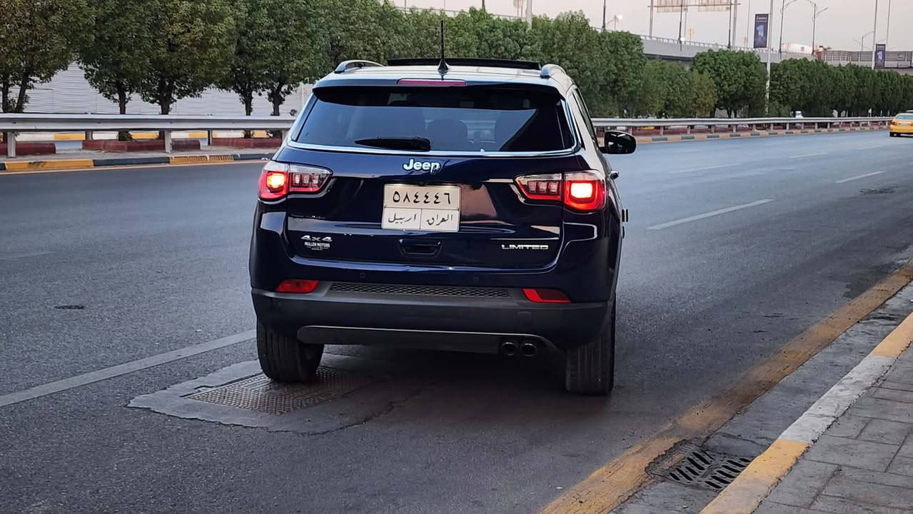 السلام عليكم للبيع جيب كومباس 2018 4x4 فول مواصفات limited ضررها جاملغ الخلفي الايسر بدون صبغ السيارة وبارد جدا بسيط في البنيد 
المواصفات
بصمة تشغيل
بصمة ابواب
فور ويل
تشغيل عن بعد
اوتو هولد
هند ابريك بصمة 
مانع انزلاق
شاشه كبيرة
تثبيت مسار
مثبت سرعة
تحكم ستيرن
كشنات جلد
كشنات تدفئة
كشن كهرباء
كاميرا خلفية
سستم سماعات beats
بعد بيها هواي مواصفات السعر 105 وبيها مجال مكانه بغداد قرب مرور التاجيات للأتصال ***********
