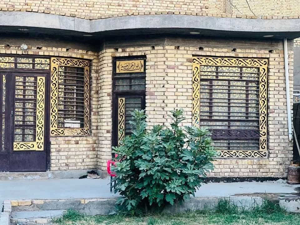 دار 🏠 للبيع 
المساحه 470م
الموقع طريق المعاره شارع سيد سهيل 
يحتوي على غرف عدد 2 
استقبال 9*5
مطبخ 5*5
صاله عدد 2
حديقه كبيره 
كراج يتسع 3 سيارات 
للاستفسار اكثر مراسله الصفحه او الاتصال على الرقم ***********
