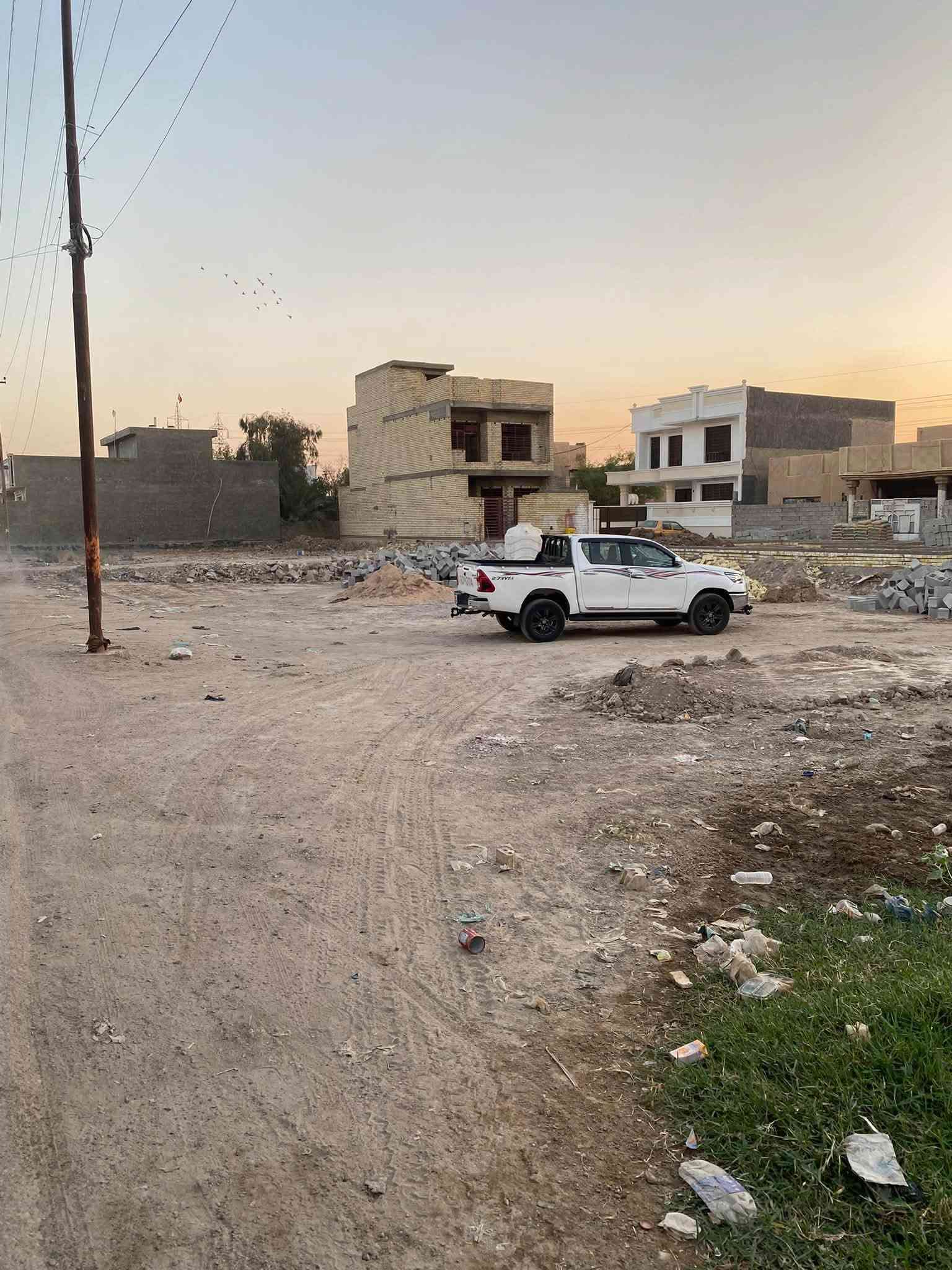 السلام عليكم قطع ارض للبيع منطقة الكرغولية جسر ديالى الجديد وره جامع الإمام علي 200 متر و160 متر ماء كهرباء تبليط كلة واصل قرار 25 محكمة المدائن 
الاتصال على الرقم ***********
