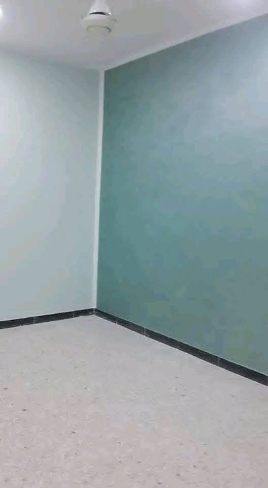 اذا عندك غرفه تعبانه بيها تصليح رطوبه تصلح وتنصبغ تستلم جاهز نشتغل  خارجي داخلي معالجة الرطوبة 
100متر داخلي خارجي 200الف  صبغ الغرفه مع التصليح 35الف صبغ 25الف بس عمل عليك المواد
وات ساب ***********
