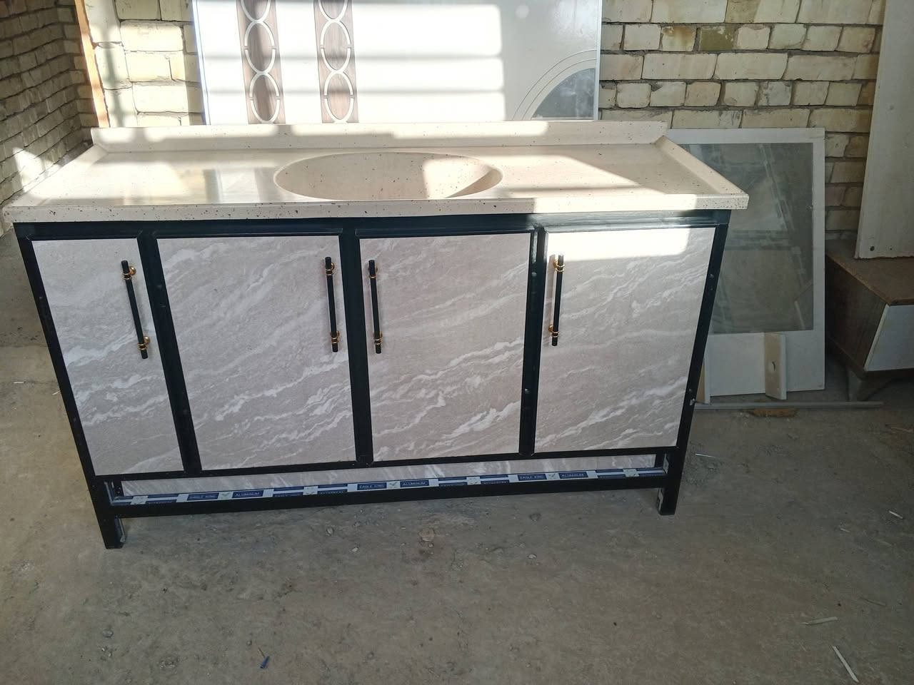 كاونتر متر ونص مع معلق 4قطع سنك متر ونص مرمر تفصال درجه اولى اخو الجديد بدون اي ضرر 
السعر 325
العنوان بغداد الشعب ***********
