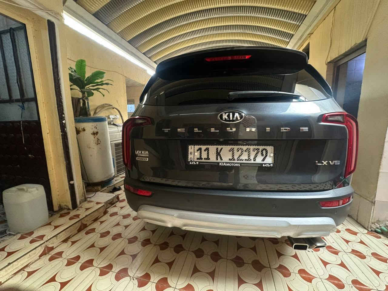 كيا تيلورايد 2020 LX نظافة 100%
مستعمل | 78.000 km | بنزين
المواصفات العامة والمحرك:
• المحرك: 6 سلندر (V6) سعة 3.8 لتر وقوة 291 حصان. كفالة.
• أرقام بغداد (خصوصي) باسمي تحويل ثاني يوم.
المواصفات الخارجية:
• اللون: رمادي غامق 
• فتحة السقف: فتحة سقف كهربائية.
• الإضاءة: إضاءة أمريكية LED مع كشّافات وسلاسل DRL نهارية.
• العجلات: ويل كب ألمنيوم مقاس كبير بتصميم رياضي.
• الحساسات: حساسات خلفية للركن.
• المرآة: مرايا جانبية كهربائية مزودة بإشارات تحذيرية.
المواصفات الداخلية والراحة:
• المقاعد: جلد أسود بحالة ممتازة جداً.
• التحكم بالكراسي: تحكم كهربائي لمقعد السائق.
• الشاشة والترفيه: شاشة لمس حديثة، مع كاميرا خلفية.
• أنظمة القيادة والأنظمة الذكية:
نظام تحديد المسار (Lane Keep Assist).
نظام منع التصادم / الفرملة التلقائية.
نظام مانع الانزلاق.
وضعيات قيادة متعددة (Drive Modes). • التكييف: تكييف مركزي ووكالة لكافة الصفوف.
• المساحة: 3 صفوف مقاعد (تسع لـ7 إلى 8 ركاب) مع مساحة تخزين واسعة بالصندوق الخلفي.
• الضرر: السيارة كفالة عامة فقط يوجد صبغ في جاملغ الأيسر من السيارة شبرين 
وأيضا بارد في حوض الاسبير فقط وباقي السيارة مكفولة كفالة عامة 
•مكان السيارة : ذي قار الرفاعي 
والسعر 225 وبيه مجال جدا قليل  للاتصال والاستفسار اكثر عن السيارة ***********/***********
