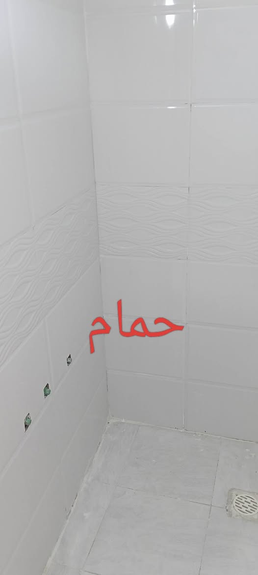 سلام عليكم الدار للبيع البراكيه شارع المعدل خلف جامع الخزاعل المساحة 100متر البناء طابوك السقف عكادة الشيلمان بلجيكي البيت جديد يحتوي على غرفه وصاله ومطبخ وستقبال الخدمات ماء وكهرباء ومولده طابو زراعي قرار محكمة السعر 27 ابو محمد الغزي انا صاحب البيت 
*********** بي واتساب
