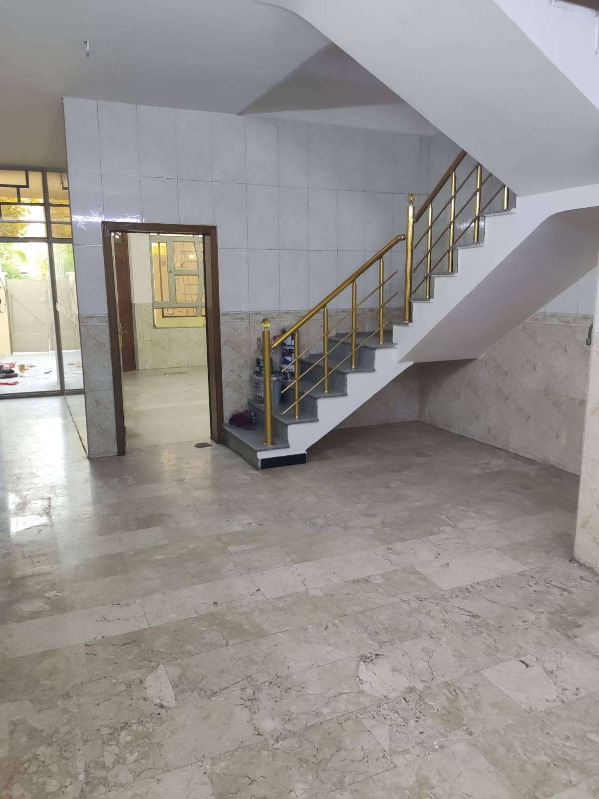 السلام عليكم
مشتمل للبيع المساحه 105 واجه 5 وربع وانزال 20  ارضيه مرمر بيت نضيف يحتوي على صاله ومطبخ وصحيات وثلاث غرف النوم متكون من مدخلين البيت موقع مميز قرب اعداديه التعاون حي الإعلام شارع عرض 15, متر

للاستفسار الاتصال على الرقم 

***********
