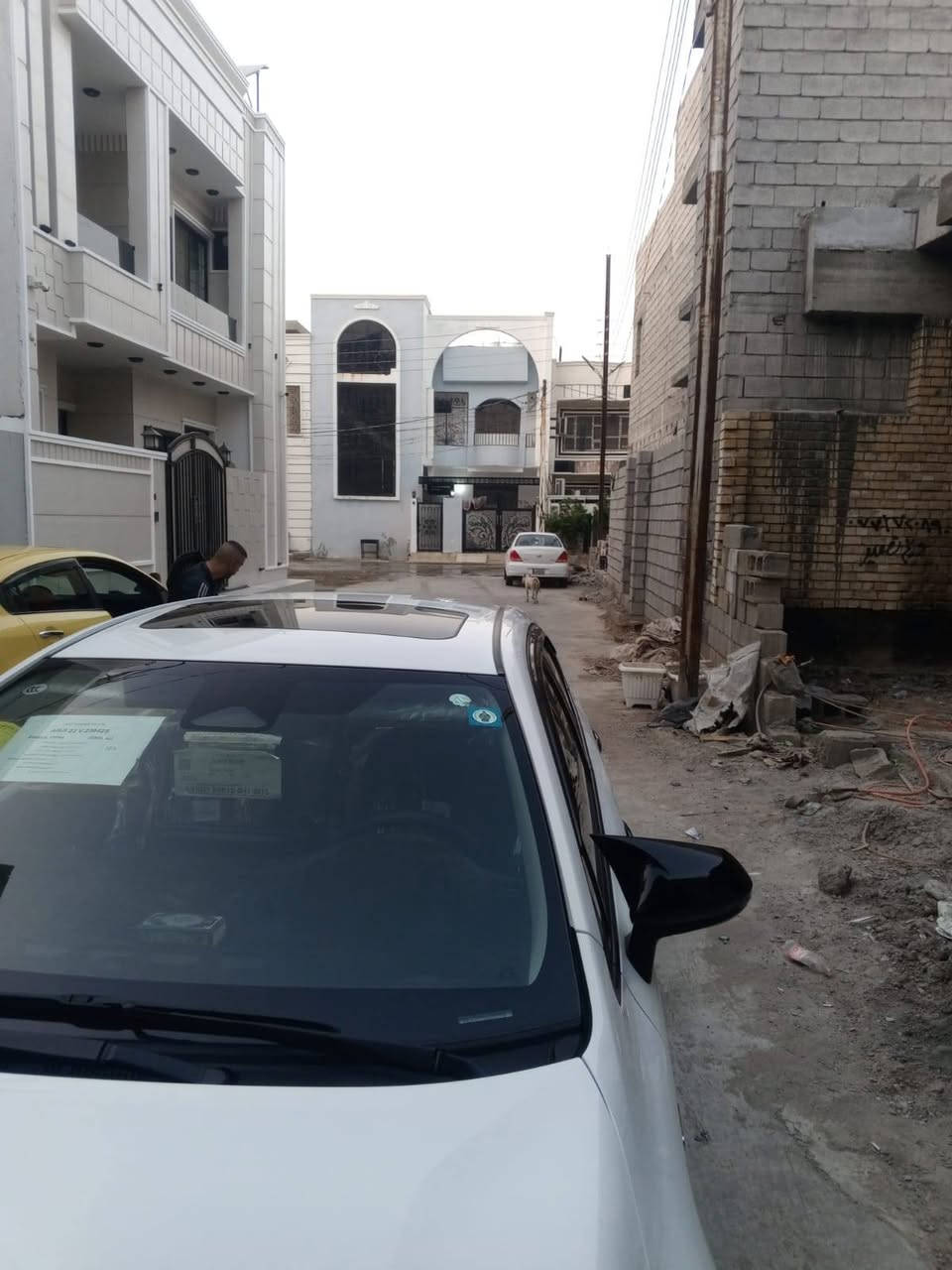 بيت هيكل للبيع يبعد عن الكورنيش تقريبا 60 م يحتوي على أربع غرف وثلاث حمامات بالاضافة الى الاستقبال والمطبخ المساحه 160 م للاتصال. ***********

