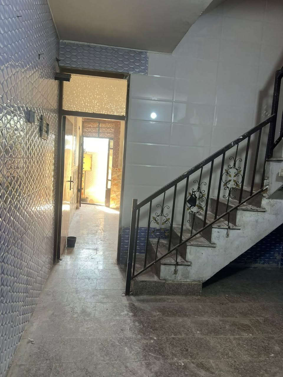 مشتمل 75 متر للايجار 
يحتوي على ثلاث غرف نوم و استقبال و مطبخ و خدمات 
عنوانة حي التجار شارع الاسواق المركزية مقابل كليه الامام الكاظم 
سعر 550 

📍عنوان مكتب الفرات للعقار حي اور شارع نادي النفط اخر استدارة قبل فلكة صباح الخياط 
📞 عباس العقابي *********** 
*********** ابو رحمة

