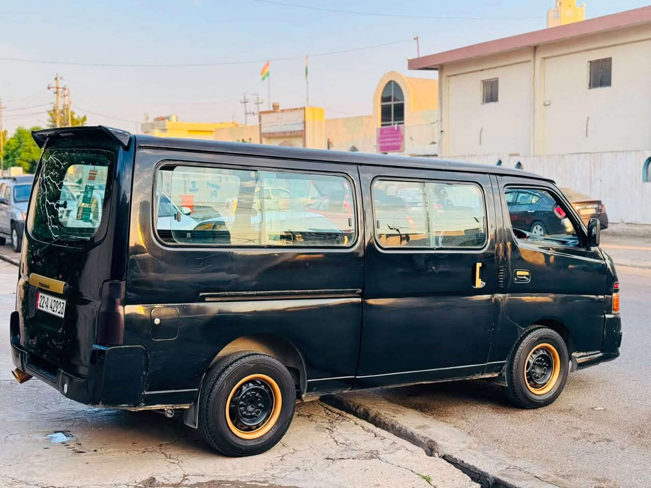 nissan urvan 2008
شانصی و براوە و وەرگەران بەشەرت
بەناوکردن بەشەرت
تەبدیل لەونە  و لەسەر سەنەوی رەنگی  رەشە
رەقەم و سەنەوی نوێ تا ٢٠٢٨
سەیارەکی جایزە و بێ کێشەیە
کەمێک سەوتی یەکسلی هەیە 
گێر بە شەرت مەکینەی یەک تۆز  دوکەڵی هەیە 
تا بڵێی بە هەڵمەتە 
غازی ئیتاڵی لەسەرە
کۆبۆنی غازی هەیە 
چوار تایەی لۆکی لە ژێرە
ناو غورفەی جوان و جایزە ماڵی کەسابەتە 
***********
88$ کەمێک مەجال
