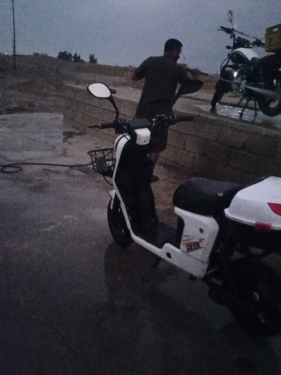 R9 ٢٠٢٥ • أغراضه كاملة • شحن موبايل