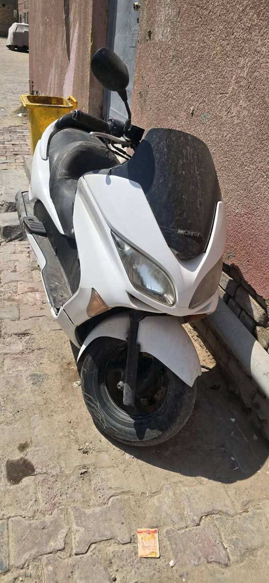 للبيع شغاله مكينه بلاديه ما مفتوحه ولا مجفت ولا بيه ضعف
نواقصها.  جاين الراديتر مزروف
كلجات ضعيفه 
كفرات كلش نضيفه
كشنها جارد من الشمس
تجي تفحص وين ماتريد الدراجه جاهزه شغاله تمشي عوزه نواعم 
حساساته كلهن شغالات 
كير اربع تحويلات كامل موجود شغال بس تشده مالها البلادي 
السعر ٨٠٠ 
***********
