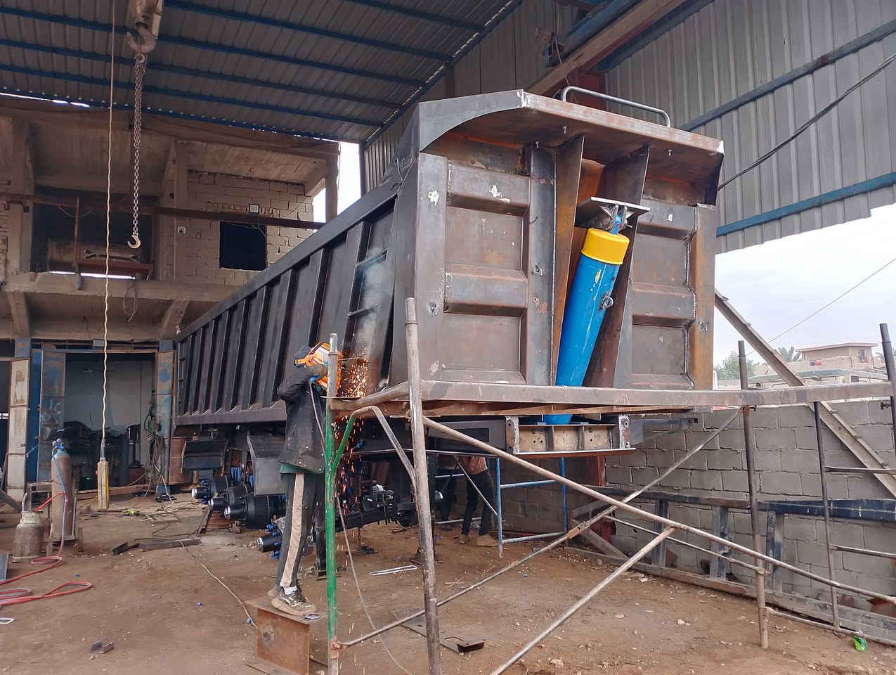 حداده عامه عرباين ماموت وماكنيسان ذرعا 30متر شاصي 16شريط12 كاعيه 8ملم صفاح 6ملم/***********
