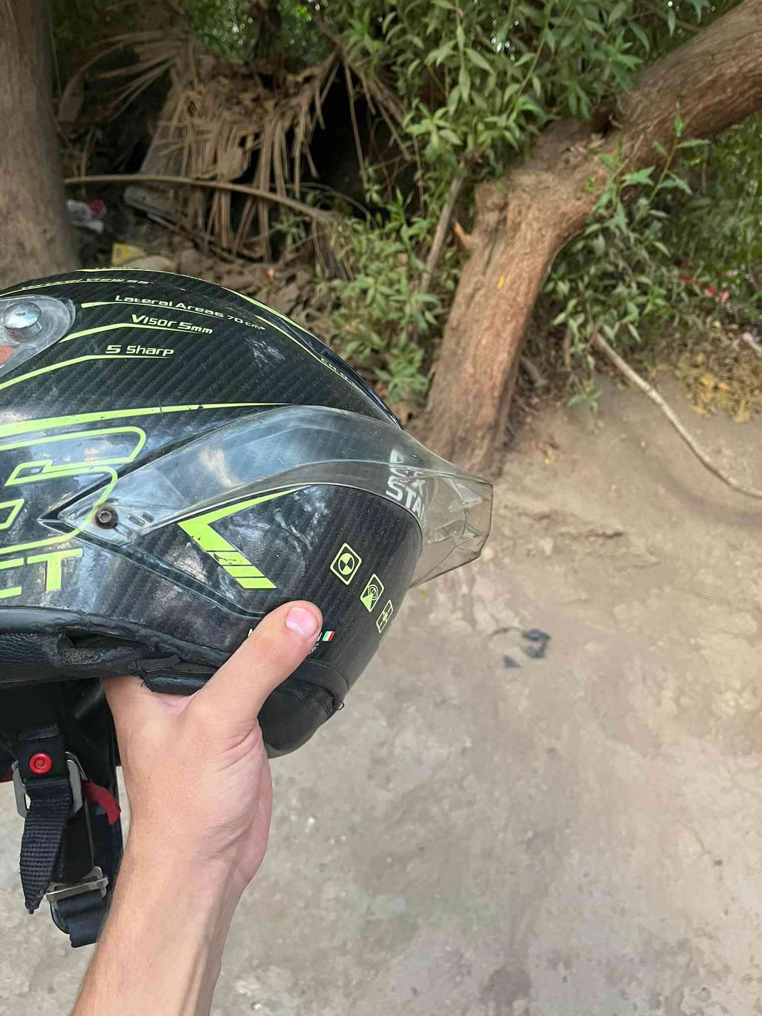 سلام عليكم خوذة agv  كاربون فايبر حقيقي اصلية للبيع خوذة نظافتها 75/100  وقياسها xl61-62 وسعرها مناسب مكاني بغداد سيدية رقم *********** واتساب
