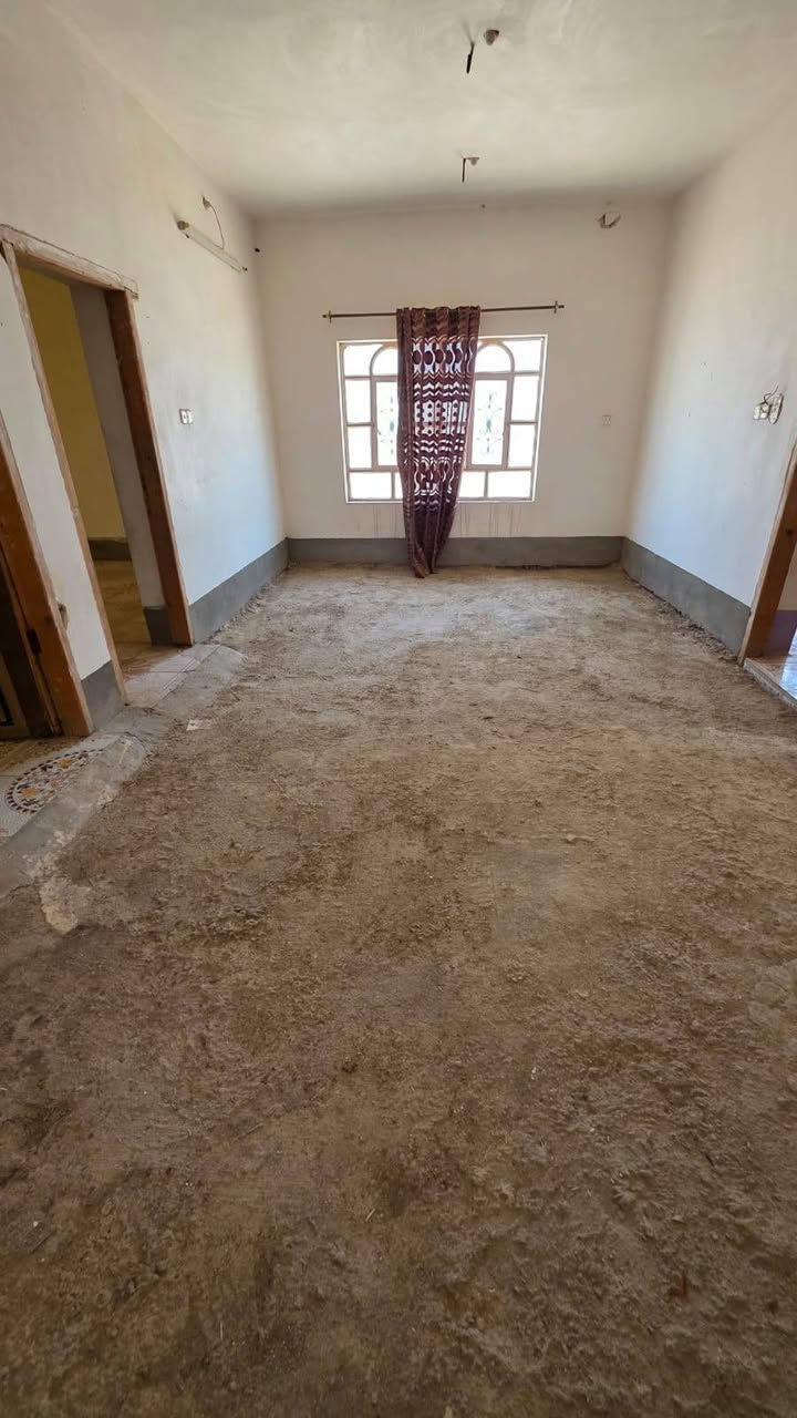 السلام عليكم ورحمة الله وبركاته بيت للبيع في حي العسكري شارع ٨٠ مال النجف قرب مدرسة الرحمان البيت طابو صرف  المساحة ٢٥٠ متر الوجه ١٠ في ٢٥ نزال طابقين دبل فاليوم ٥ غرف نوم هول عدد ٢ كلدور للدرج والصحيان صحيات داخلي خارجي والطابق العلوي مطبخ استقبال حديقة كراج   ملاحظة التسليم فوري البيت ما مسكون ويحتاج ترميم  يبعد عن الشارع ١٠٠ متر او اقل السعر ١٣٥ سعر قطعة حسب موقعة سعره نفس القطعة والقل من القطعة  السعر قابل للتفاوض اني صاحب البيت استفسار أكثر اتصل واتساب أو اتصال *********** ابو سيف
