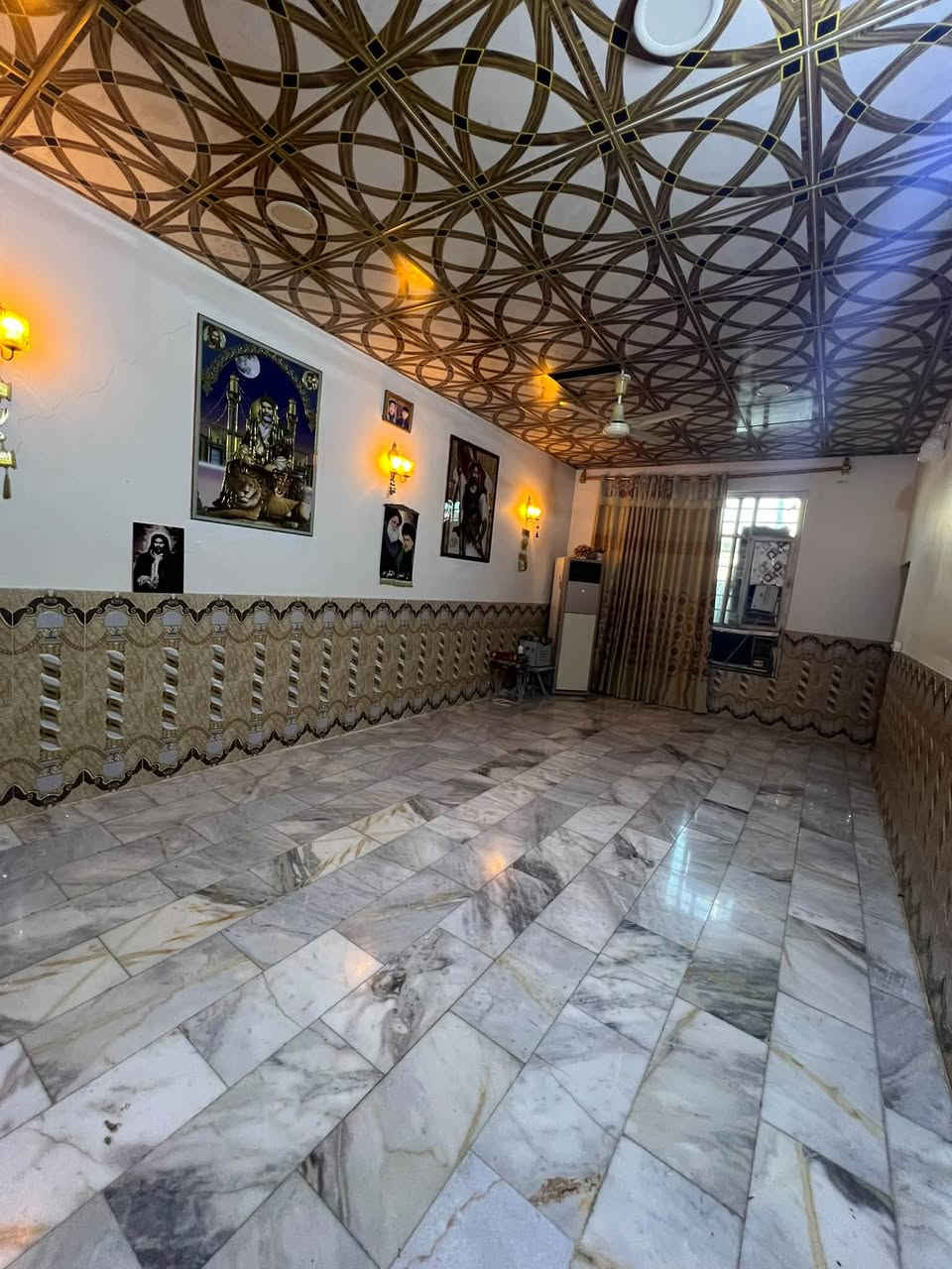 سلام عليكم بيت البيع
المدائن حي الرسول 
بناء حديث المساحه (٢٧٠)

يحتوي على ٣ غرف نوم وستقابل ومطبخ وصاله 

يبعد عن شارع العام ١٥٠  متر مقابل مجمع الحسن 

كافه خدامات موجوده 

الستفسار ‭***********‬

‭***********‬
